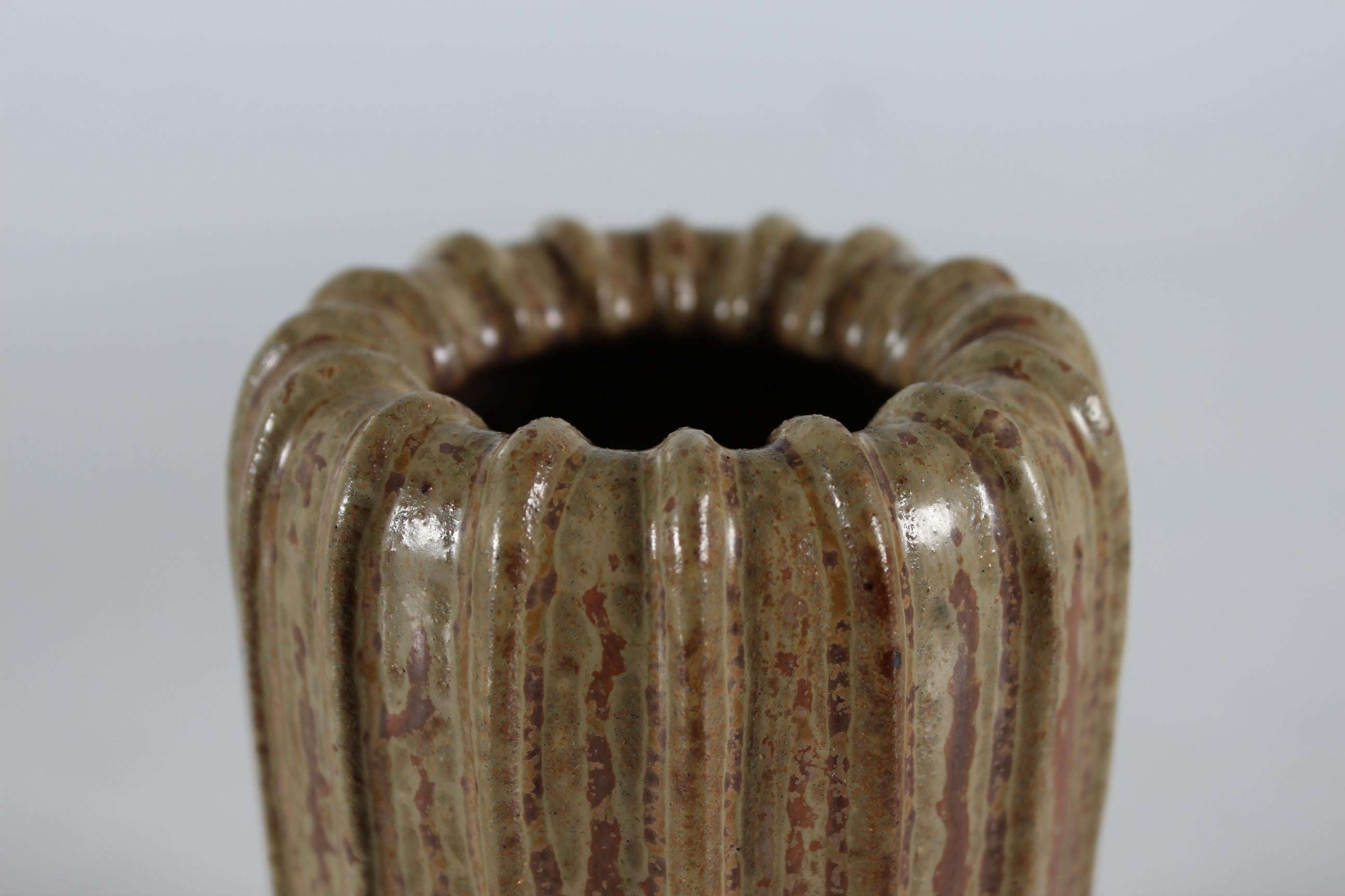 Art déco Vase en grès cannelé Art Déco danois Arne Bang à glaçure mouchetée marron, années 1930 en vente