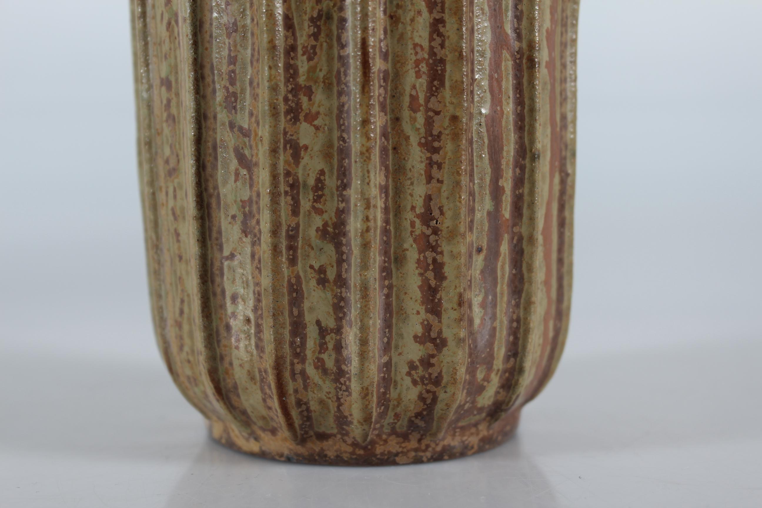 Danois Vase en grès cannelé Art Déco danois Arne Bang à glaçure mouchetée marron, années 1930 en vente