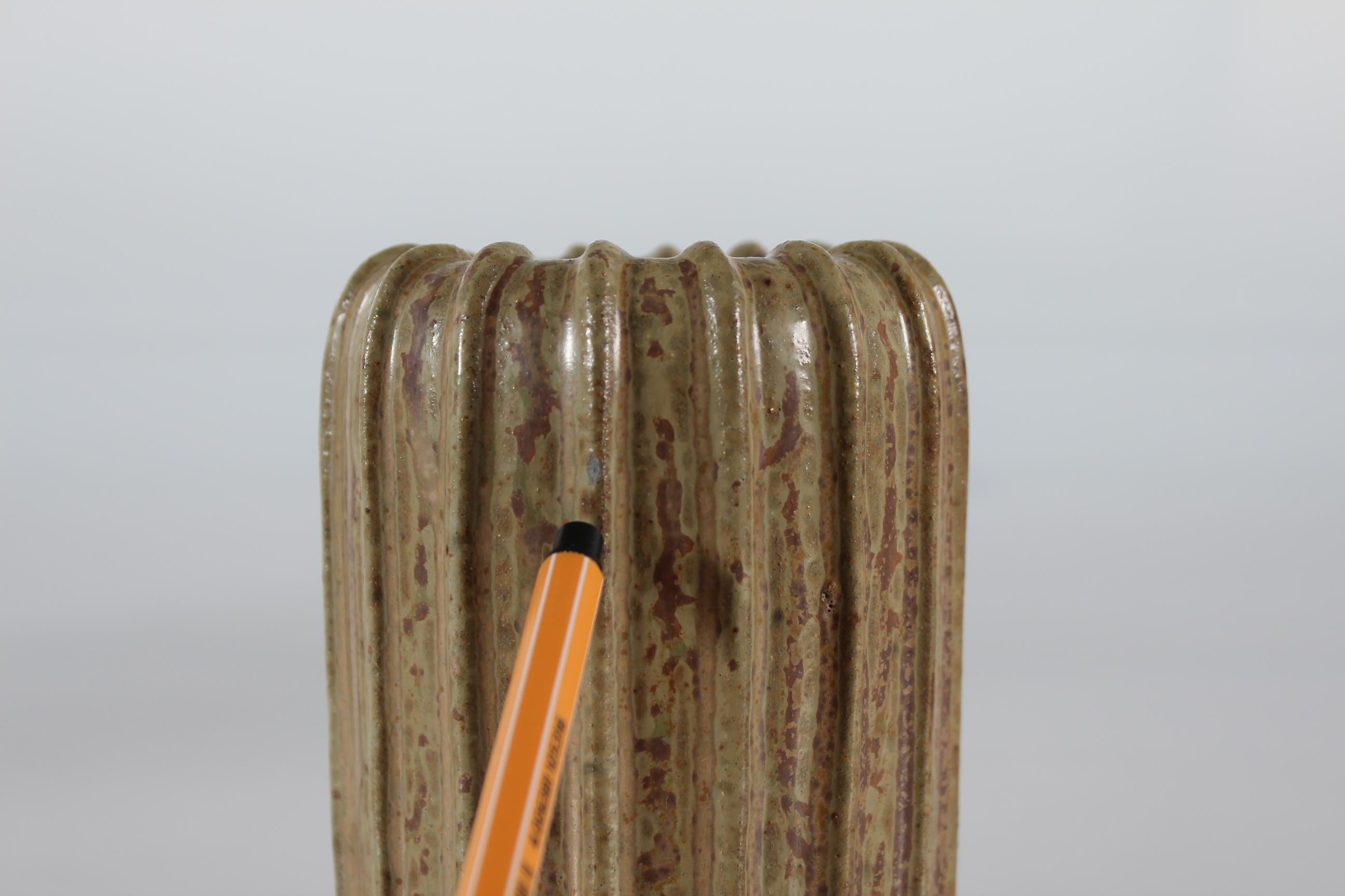 20ième siècle Vase en grès cannelé Art Déco danois Arne Bang à glaçure mouchetée marron, années 1930 en vente