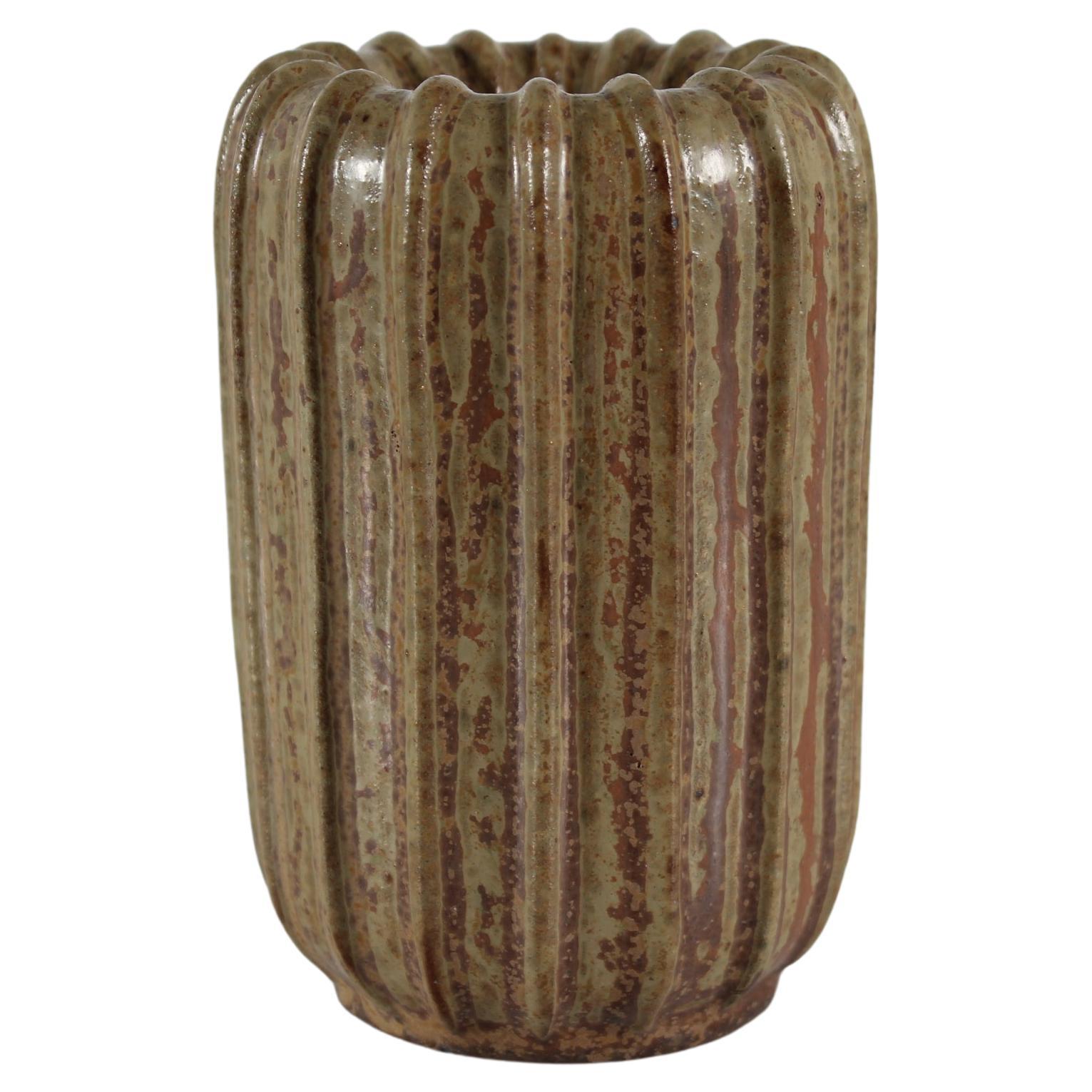 Dänische Vase aus geriffeltem Steingut im Art déco-Stil von Arne Bang, braun, gesprenkelte Glasur, 1930er Jahre