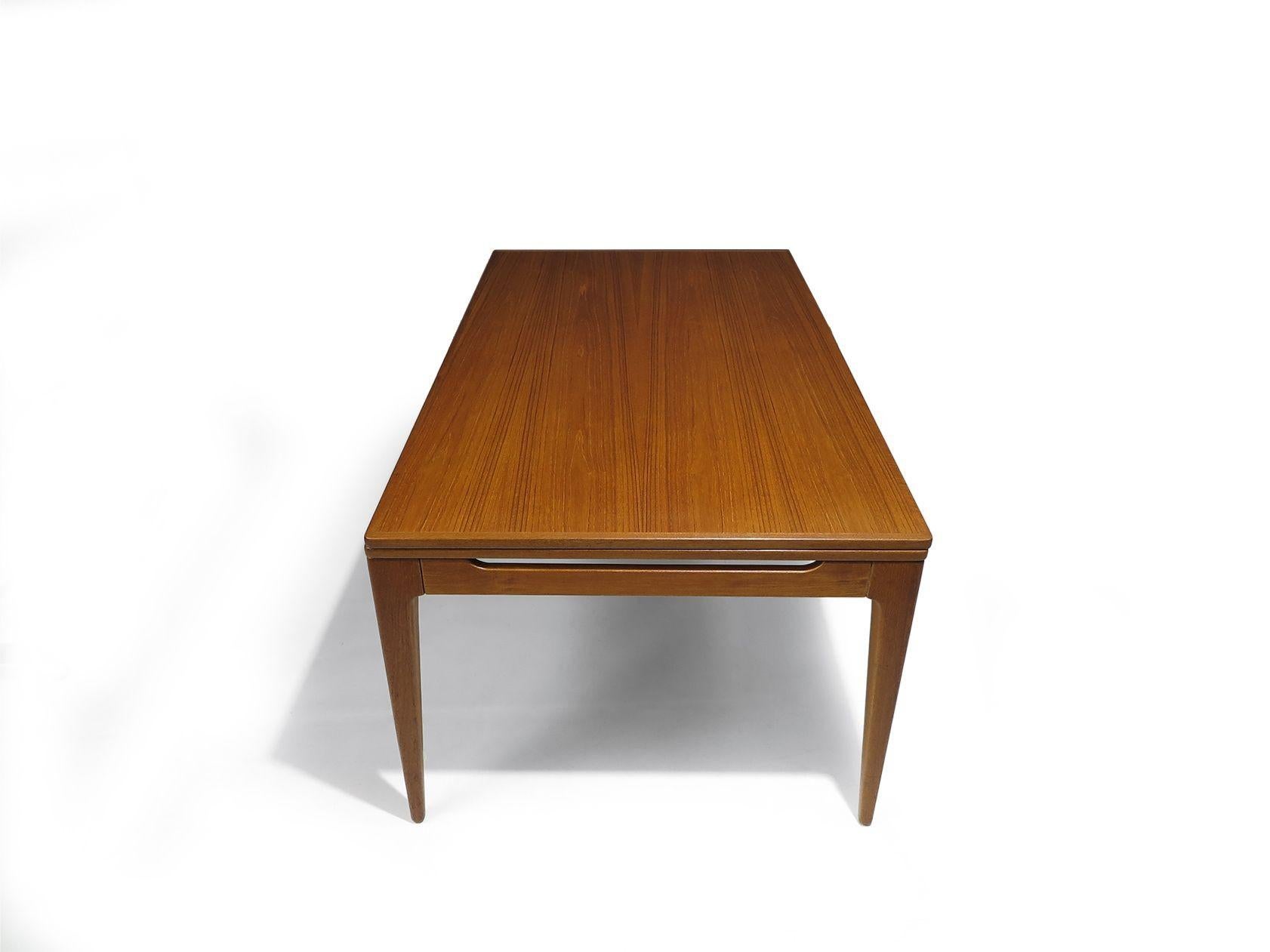 Arne Hovmand Olsen grande table de salle à manger danoise en teck avec feuilles, 6-10 invités en vente 5