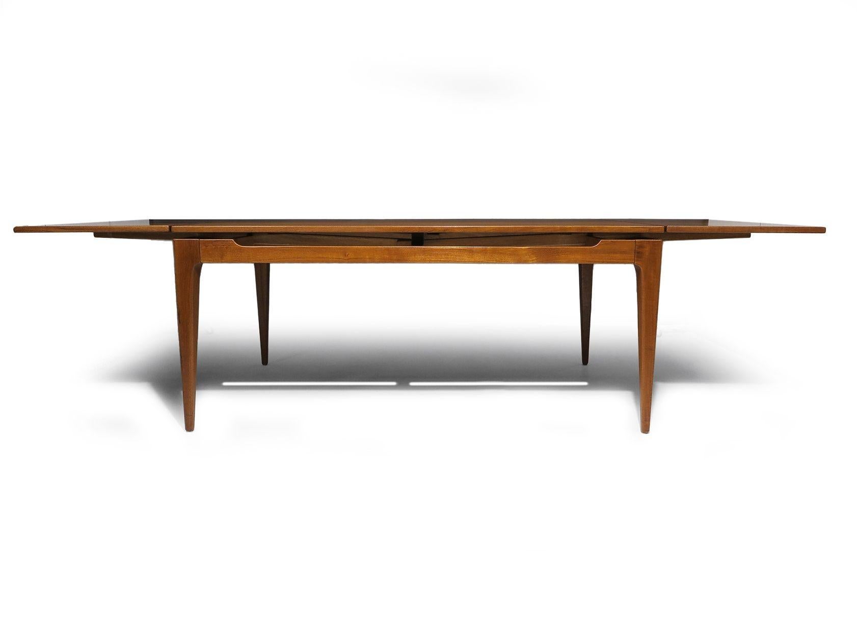 Danois Arne Hovmand Olsen grande table de salle à manger danoise en teck avec feuilles, 6-10 invités en vente