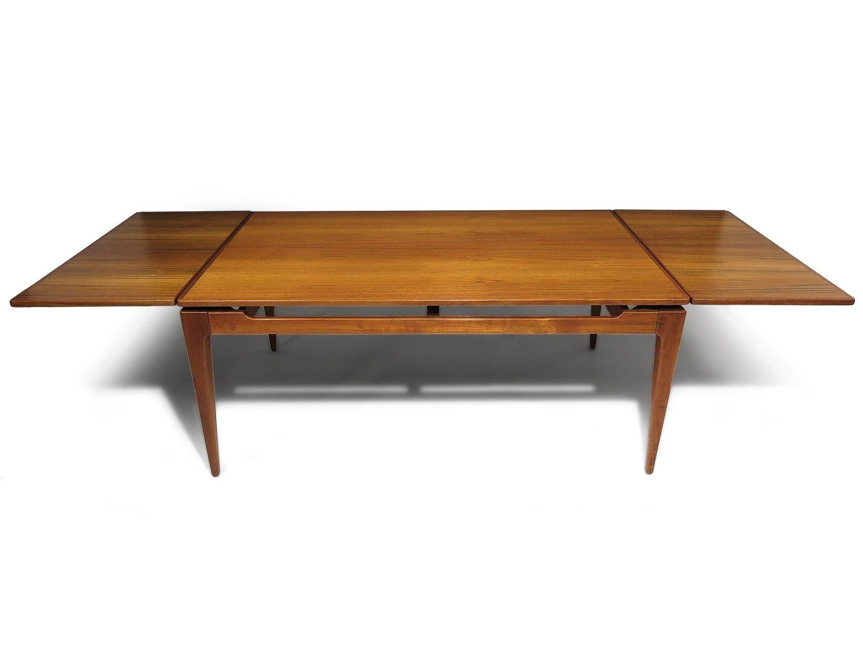 Huilé Arne Hovmand Olsen grande table de salle à manger danoise en teck avec feuilles, 6-10 invités en vente