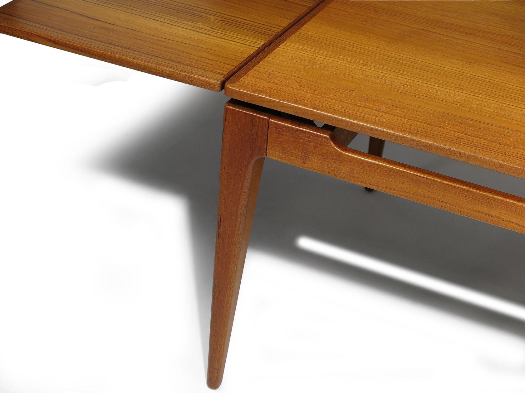 20ième siècle Arne Hovmand Olsen grande table de salle à manger danoise en teck avec feuilles, 6-10 invités en vente