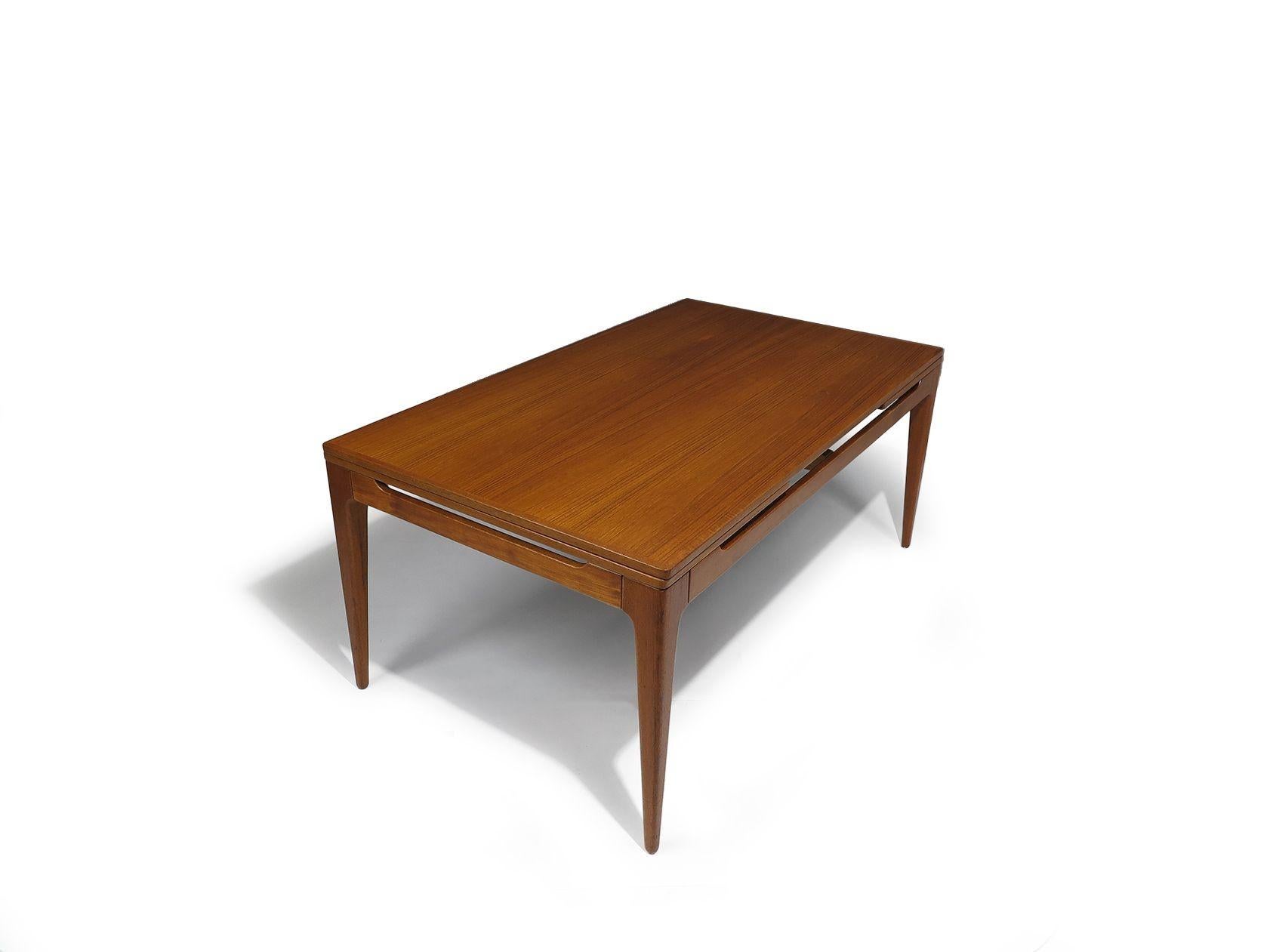Arne Hovmand Olsen grande table de salle à manger danoise en teck avec feuilles, 6-10 invités en vente 1