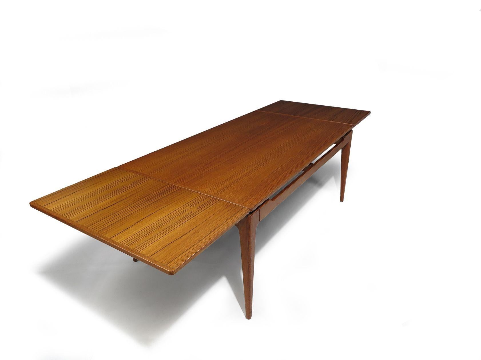 Arne Hovmand Olsen grande table de salle à manger danoise en teck avec feuilles, 6-10 invités en vente 2
