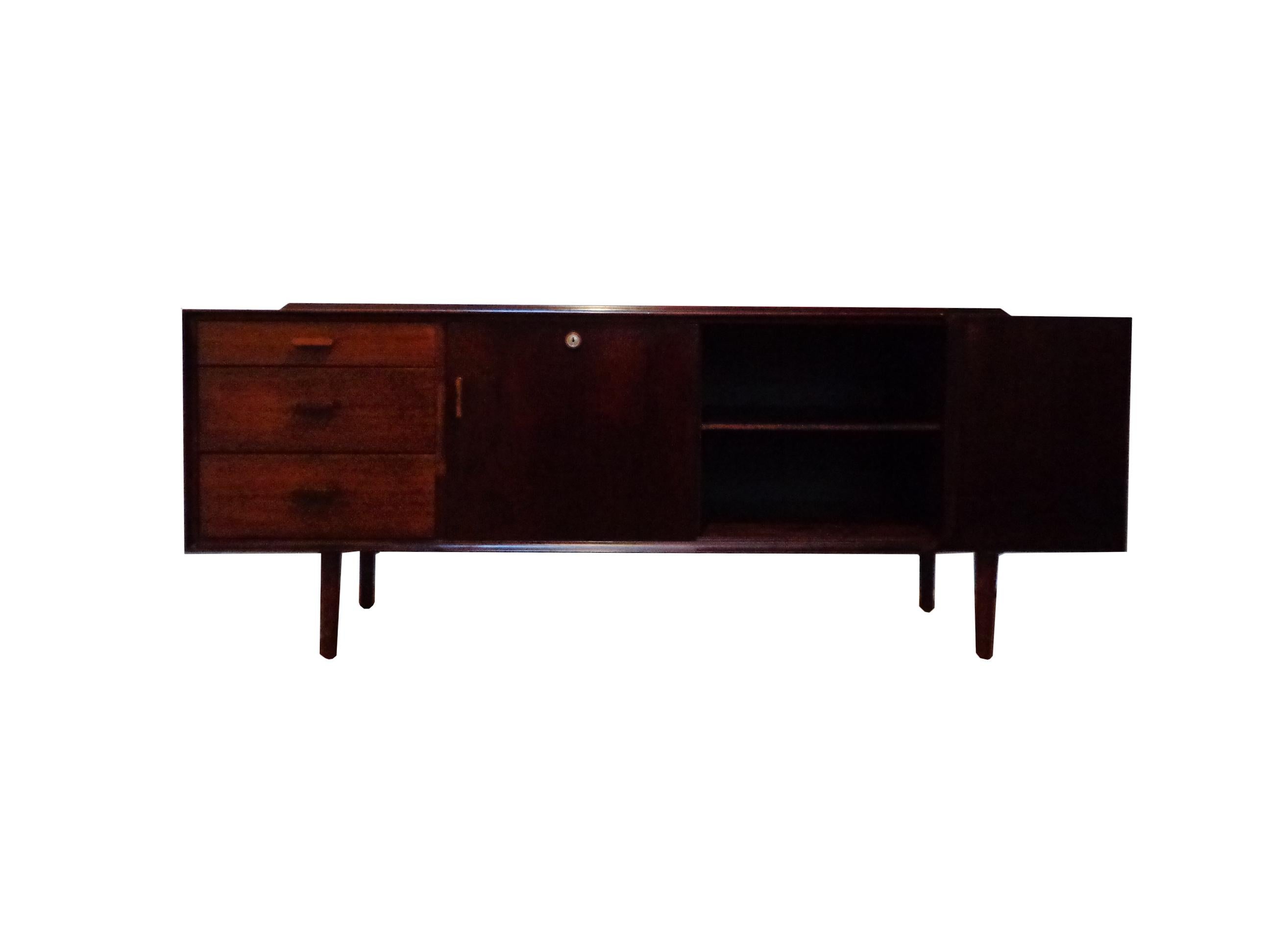 Offered by Zizo, Amsterdam: Arne Vodder freestanding sideboard in Brazilian rosewood, top with profiled back edge. Front with three drawers, sliding door and five white coloured pullout trays. Handle with metal detail. Key included.

 