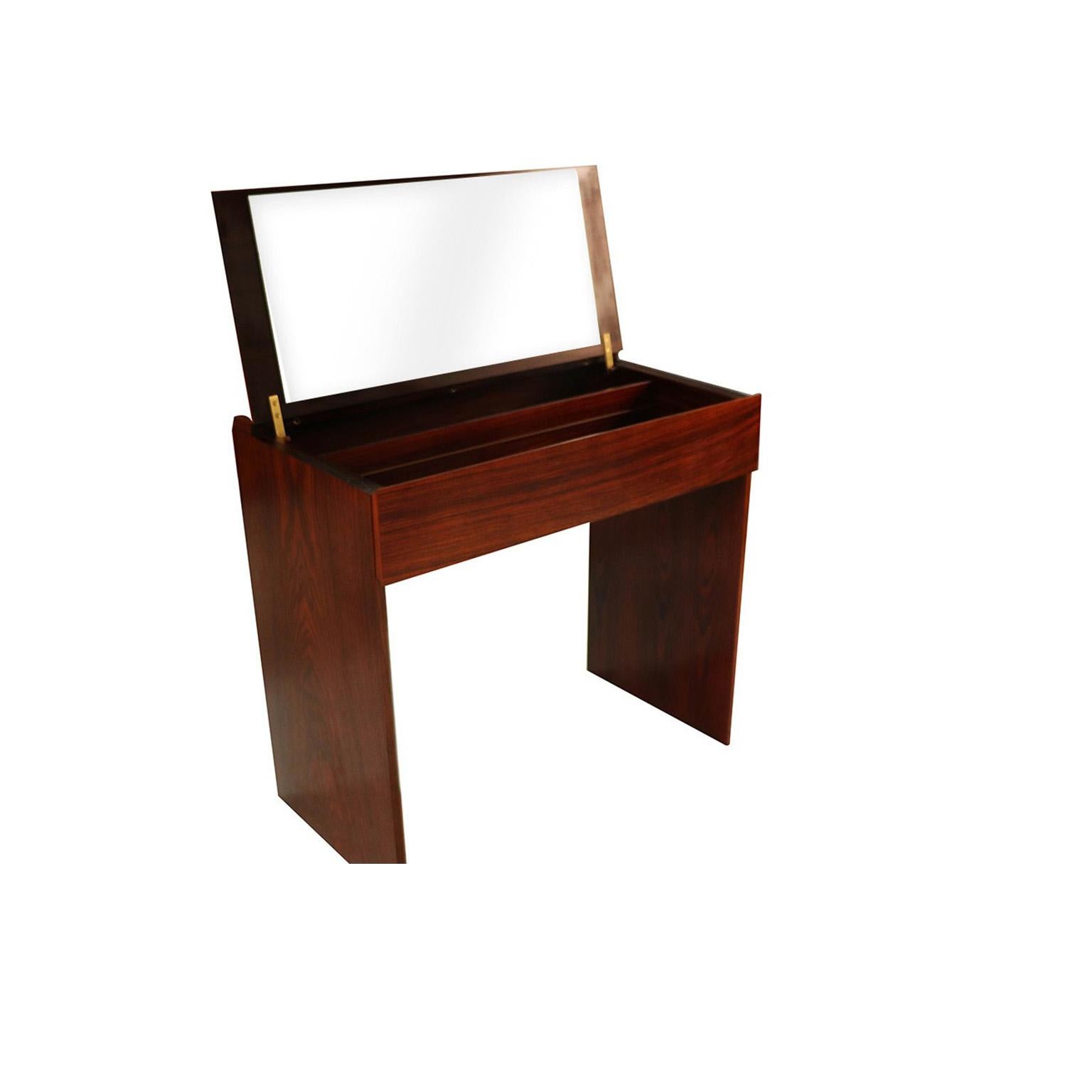Beautiful Danish modern rosewood, vanity, desk, dressing table, circa 1960s, designed by Arne Wahl Iversen and produced in Denmark by Vinde Møbelfabrik. This piece is an exceptional craftsmanship with beautiful interior, construction is structurally
