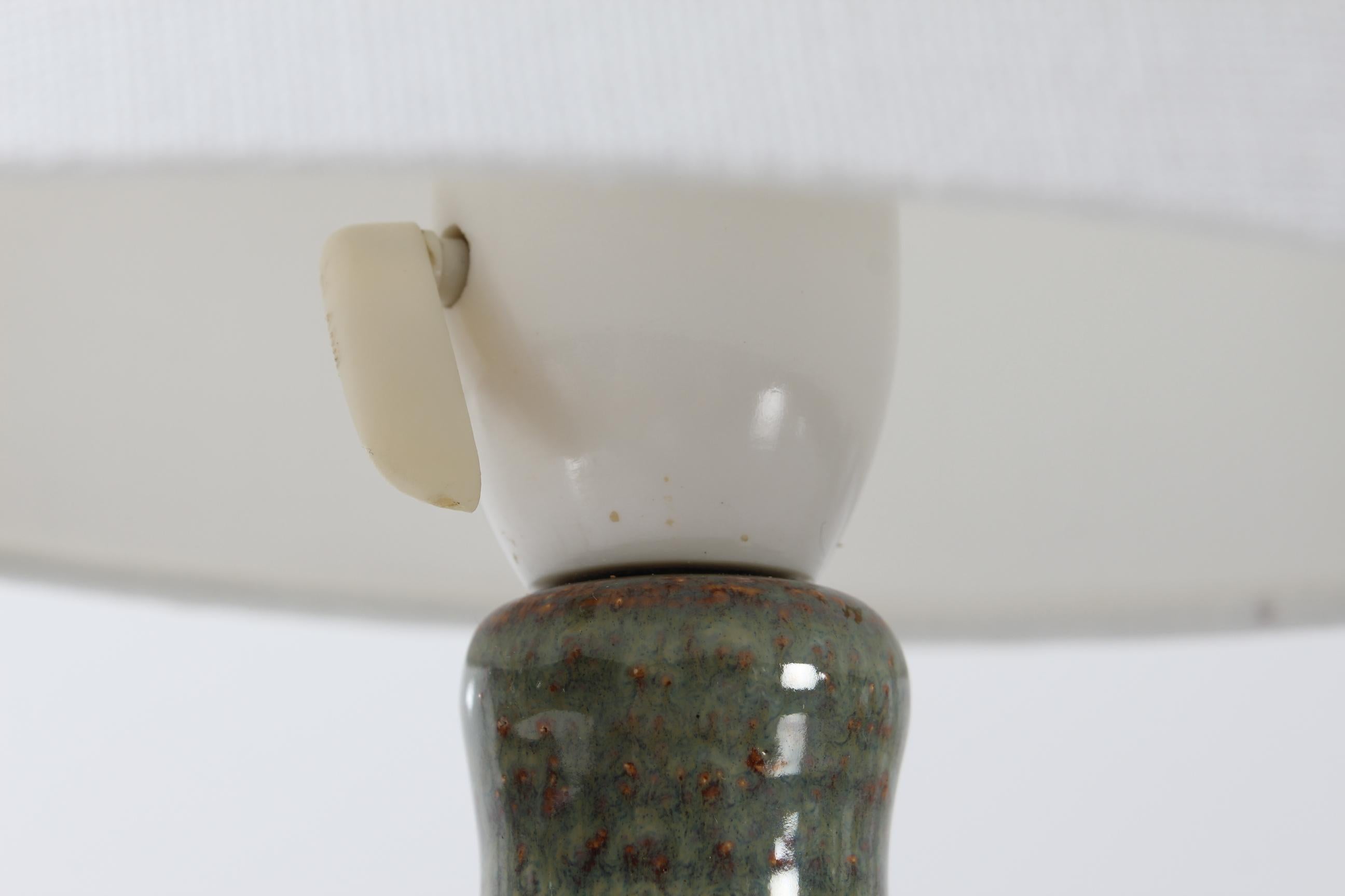 Céramique Lampe de table danoise en céramique des années 60 avec abat-jour neuf, fabriquée au Danemark en vente