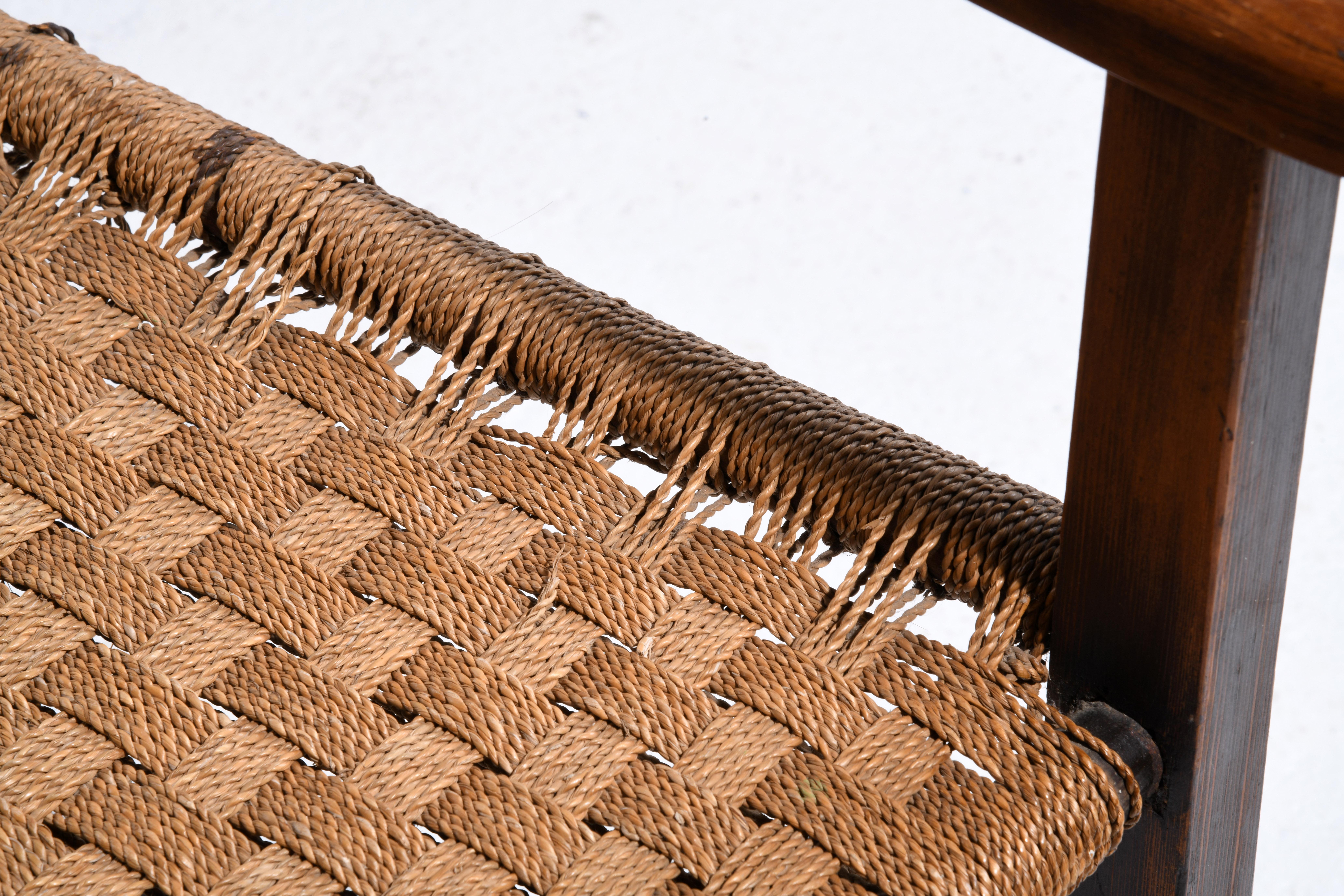 Fauteuil danois art and craft, pin teinté et corde, première partie du siècle dernier. en vente 5
