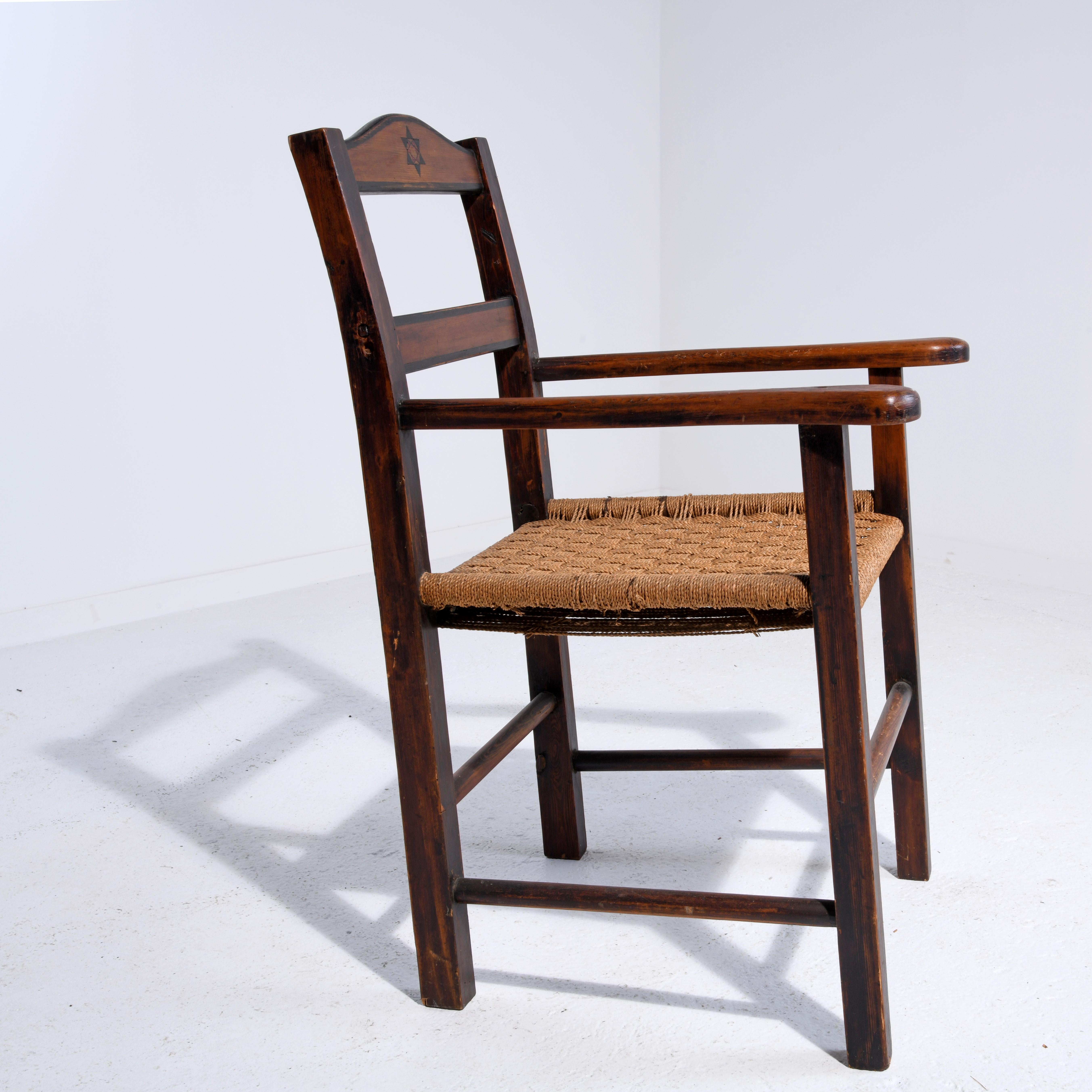Fauteuil danois art and craft, pin teinté et corde, première partie du siècle dernier. en vente 6