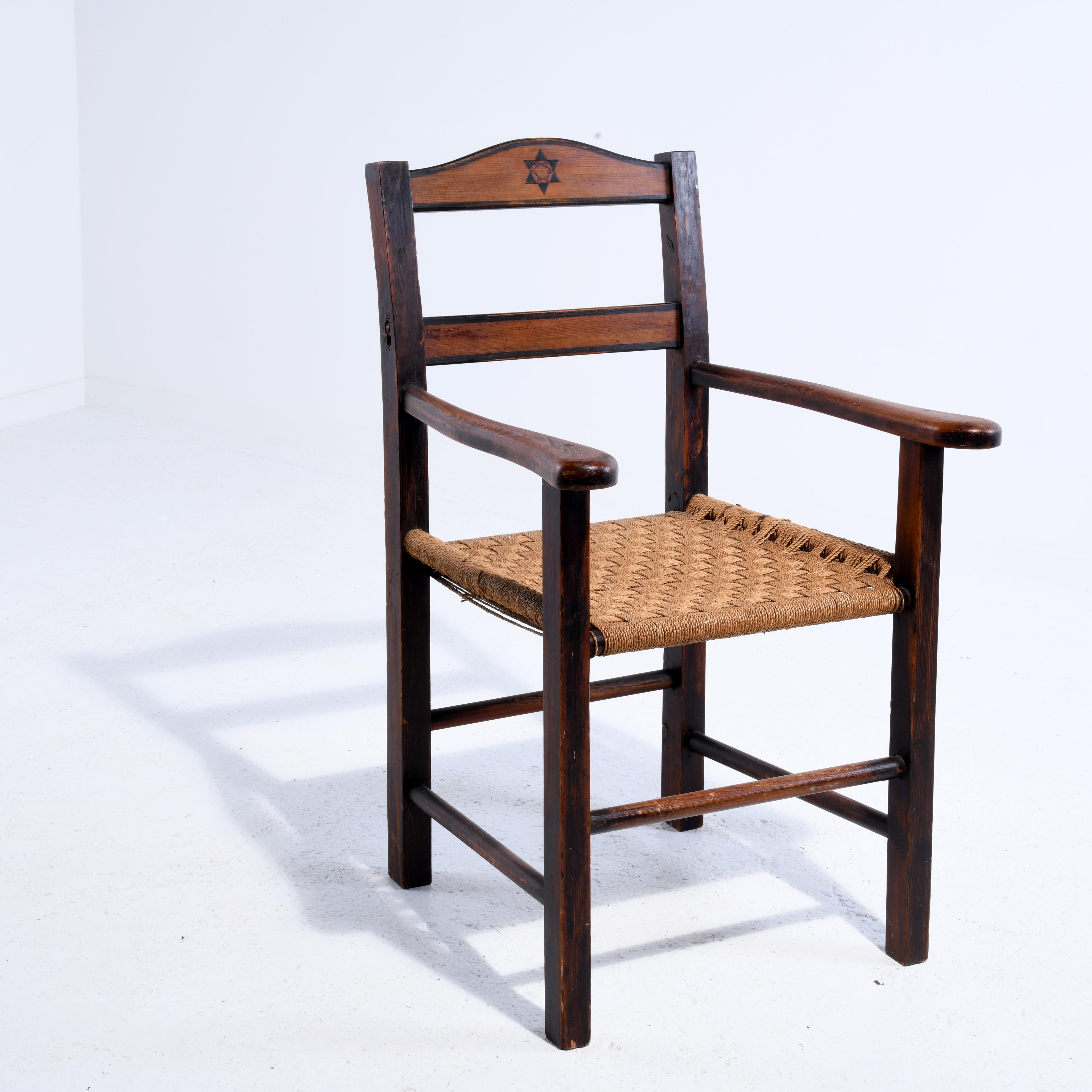 Fauteuil danois en pin teinté avec assise en corde tressée. Fabriqué à la main dans la première partie du 20e siècle, en bon état et non restauré. Assemblage par chevilles, belle patine, cordon en bon état pour un usage quotidien. Le fauteuil