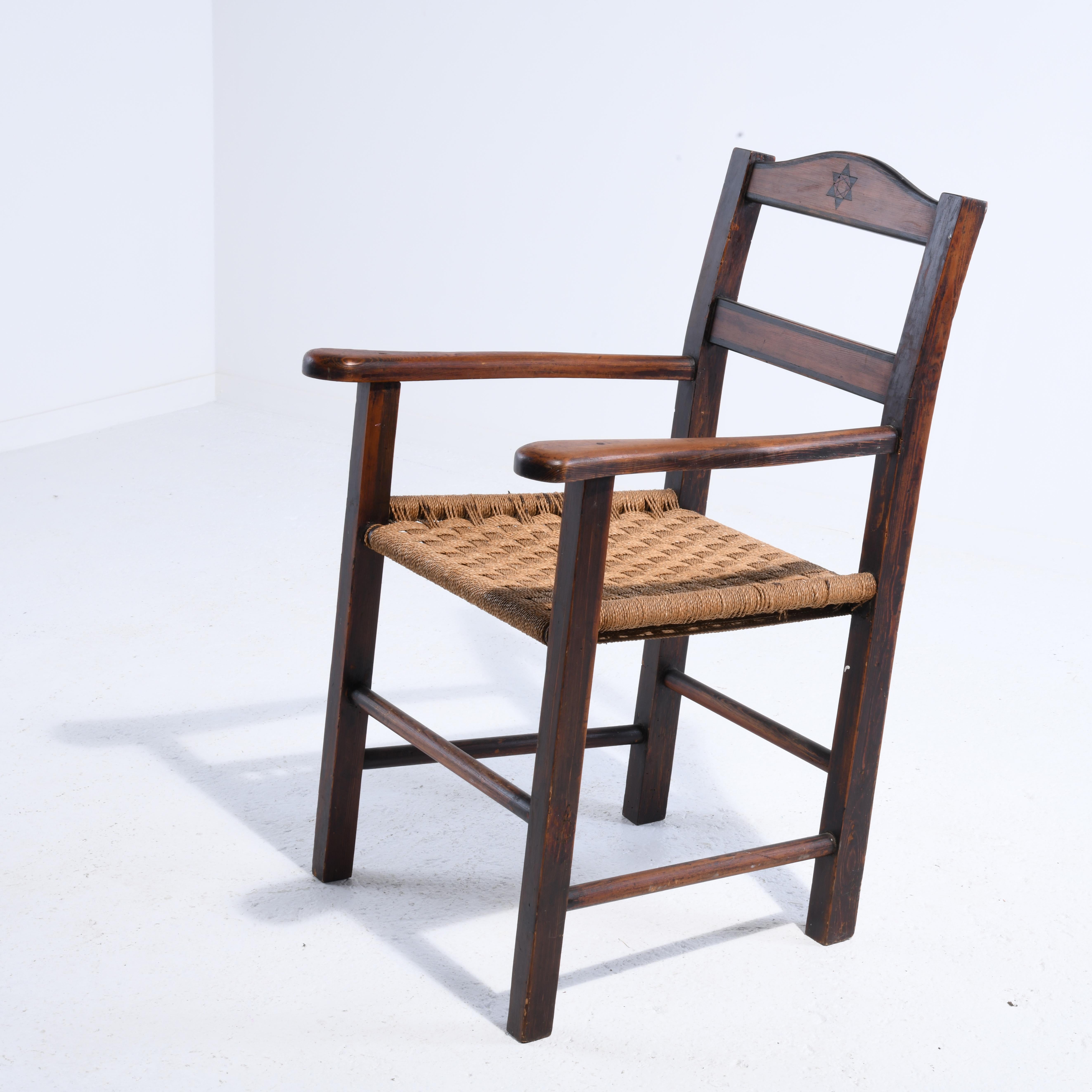 Arts and Crafts Fauteuil danois art and craft, pin teinté et corde, première partie du siècle dernier. en vente