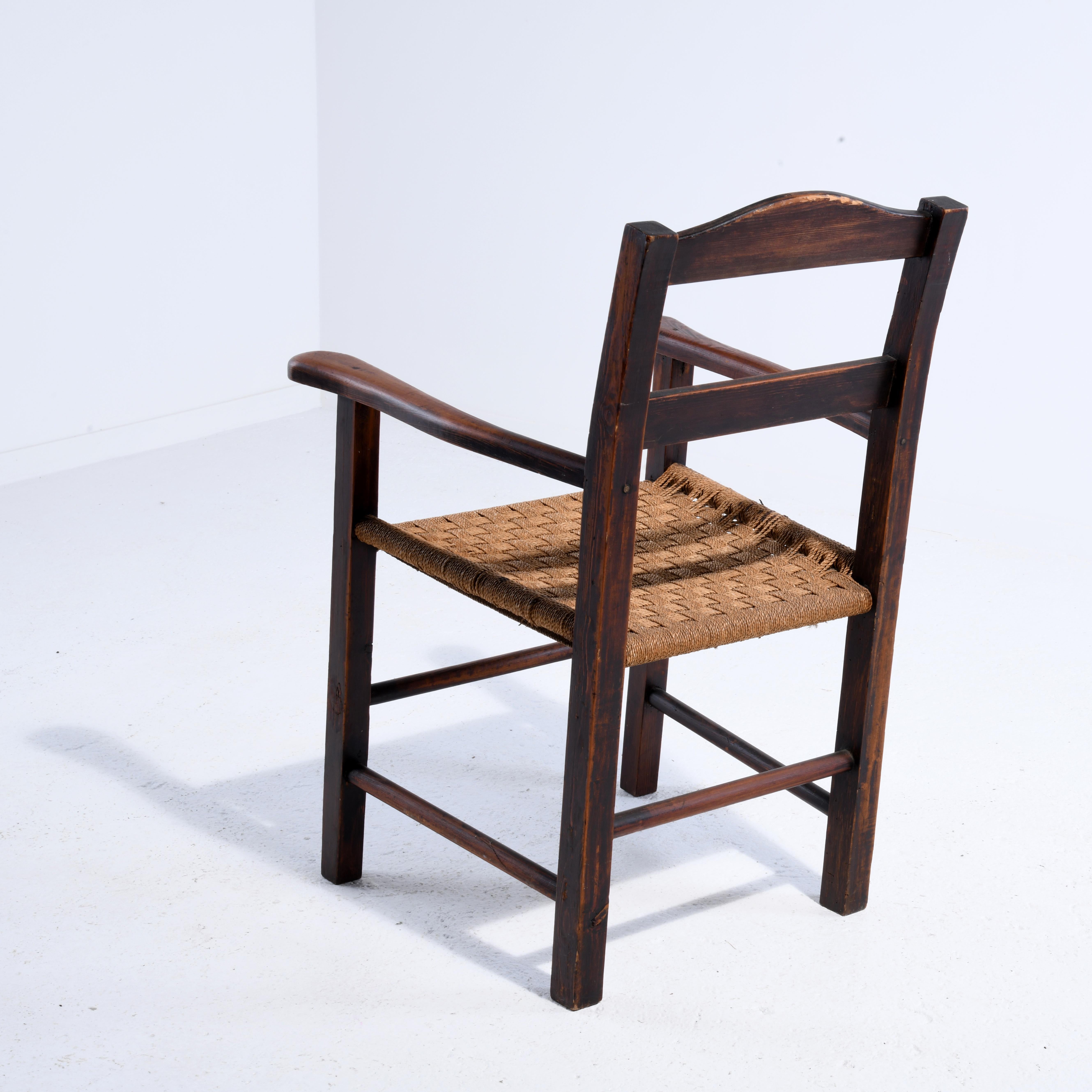 Danois Fauteuil danois art and craft, pin teinté et corde, première partie du siècle dernier. en vente