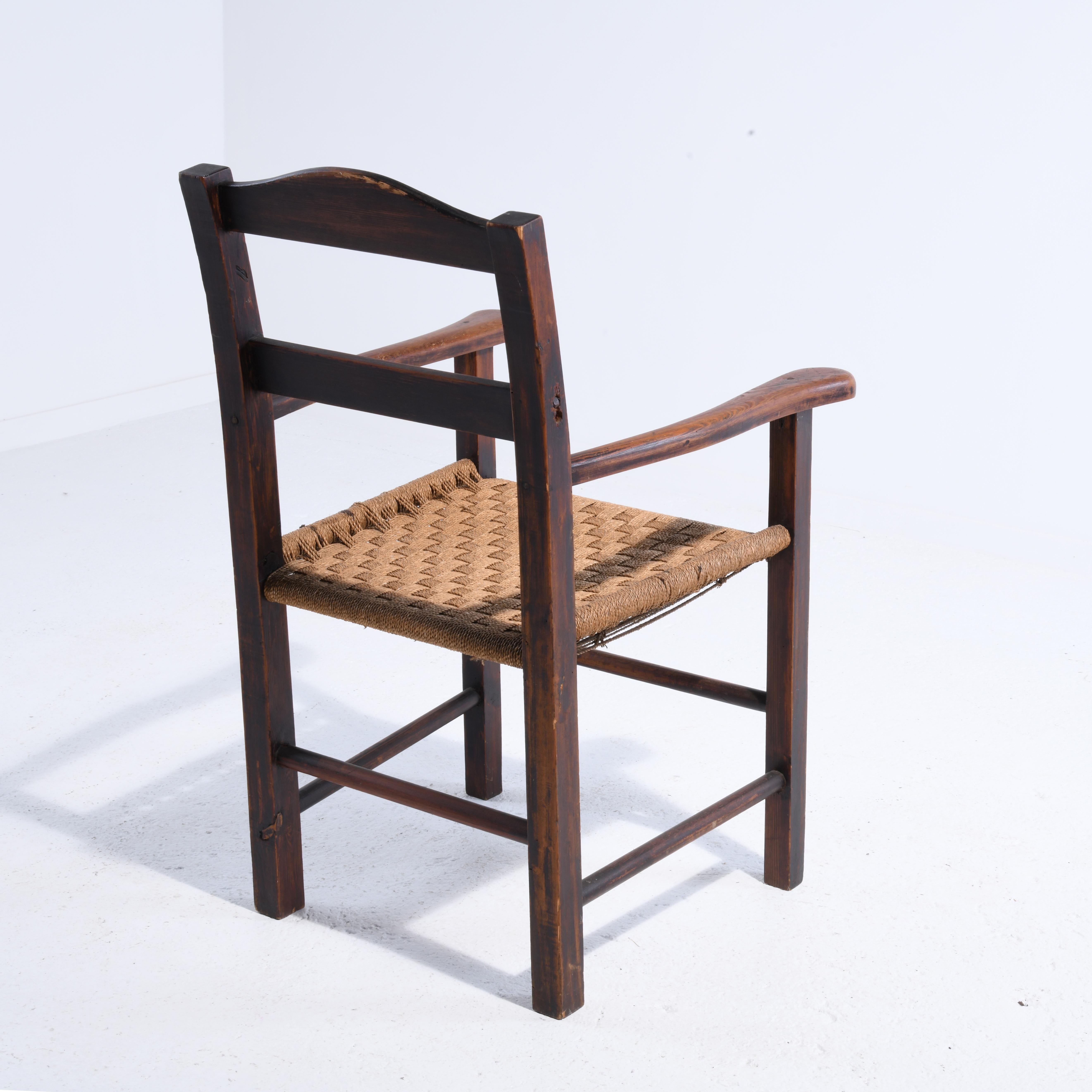 Fauteuil danois art and craft, pin teinté et corde, première partie du siècle dernier. Bon état - En vente à SAINT-YRIEIX-SUR-CHARENTE, FR