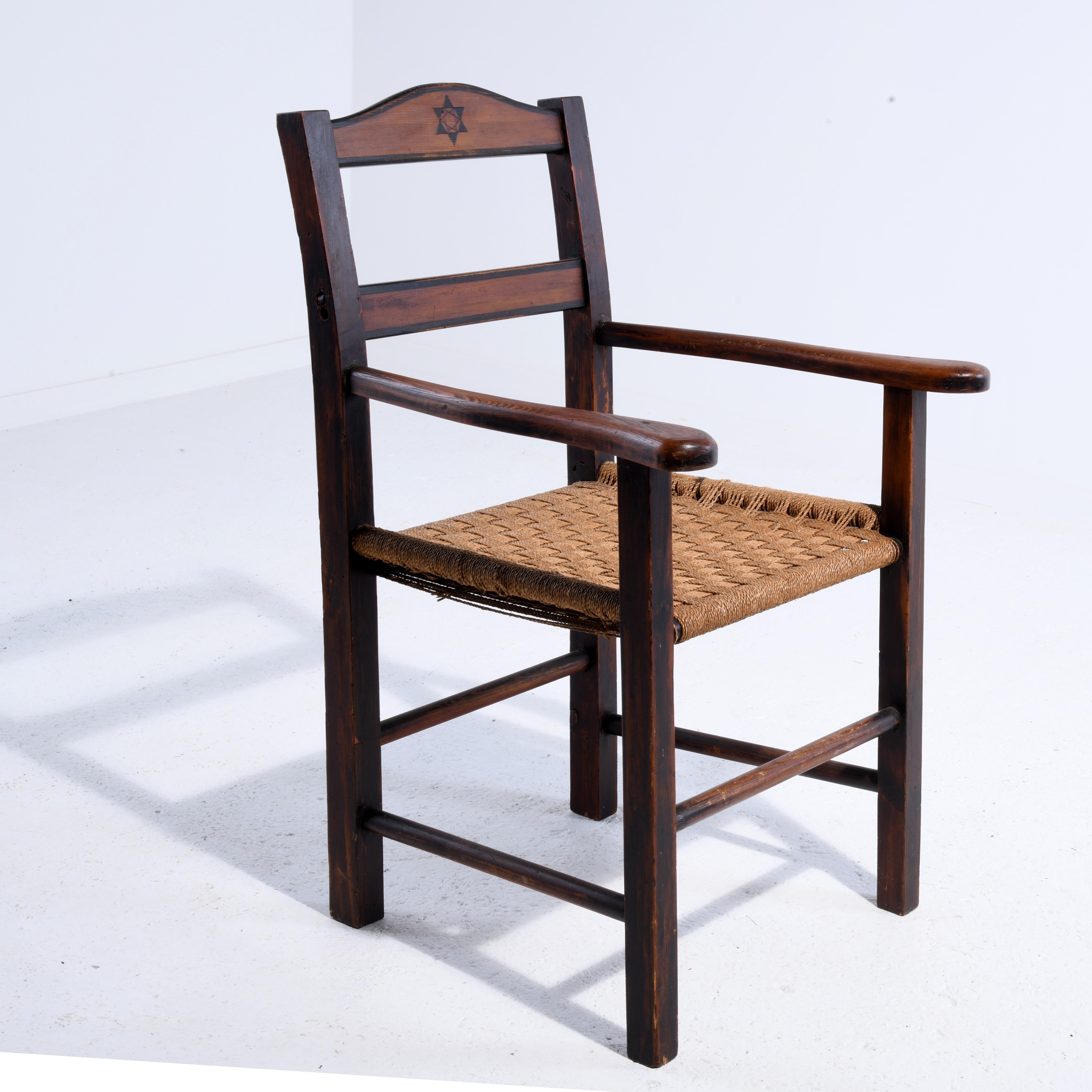 Milieu du XXe siècle Fauteuil danois art and craft, pin teinté et corde, première partie du siècle dernier. en vente
