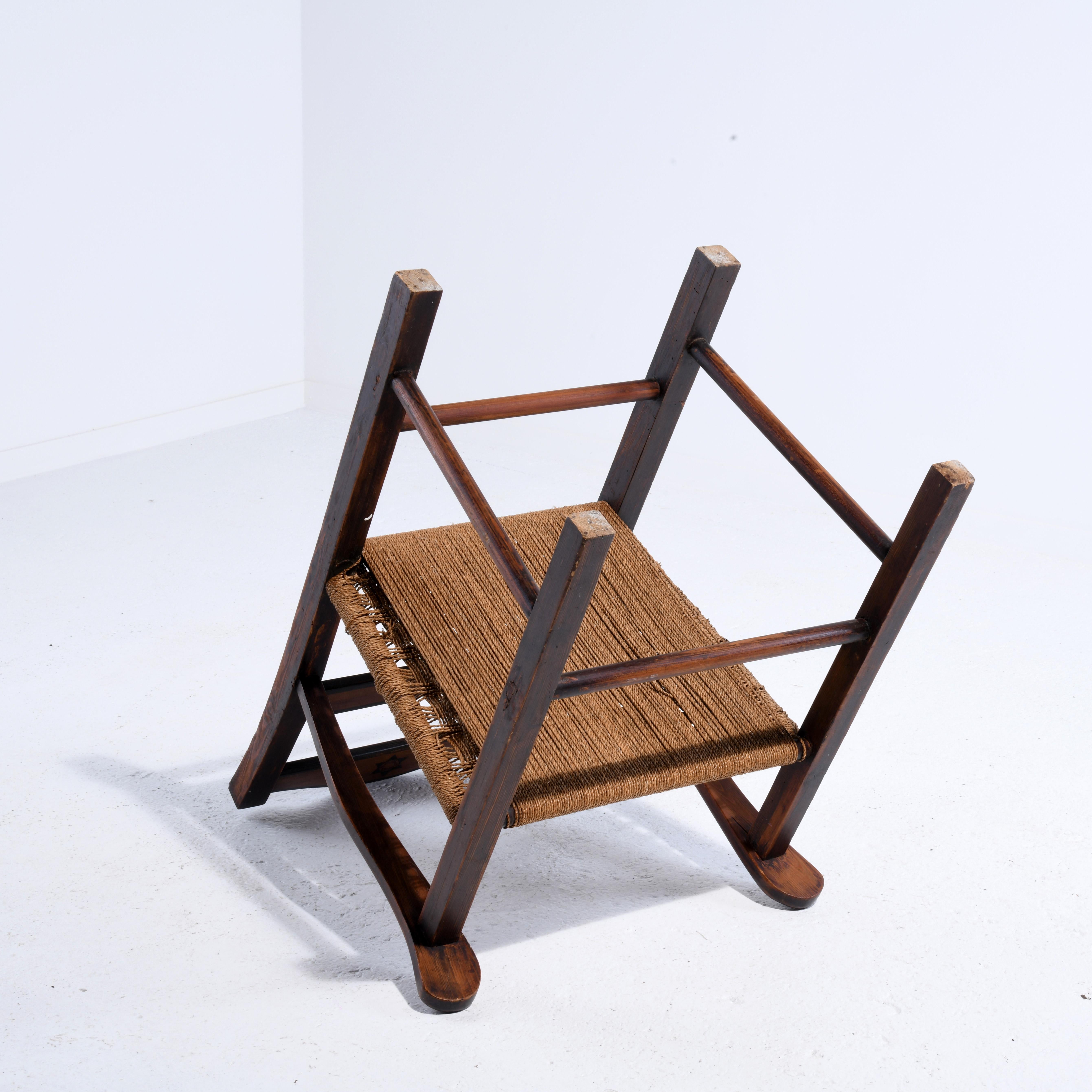 Corde Fauteuil danois art and craft, pin teinté et corde, première partie du siècle dernier. en vente
