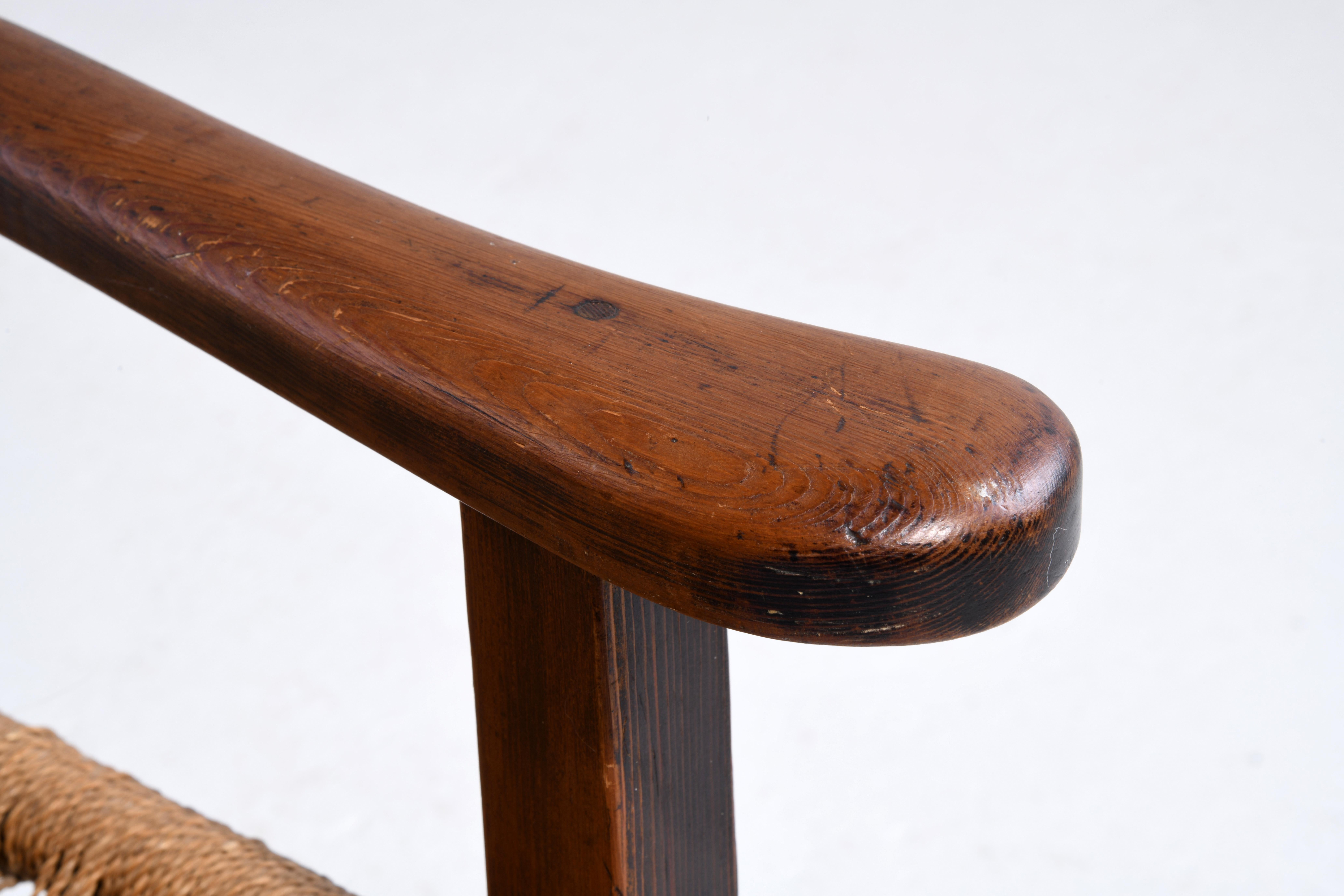 Fauteuil danois art and craft, pin teinté et corde, première partie du siècle dernier. en vente 2