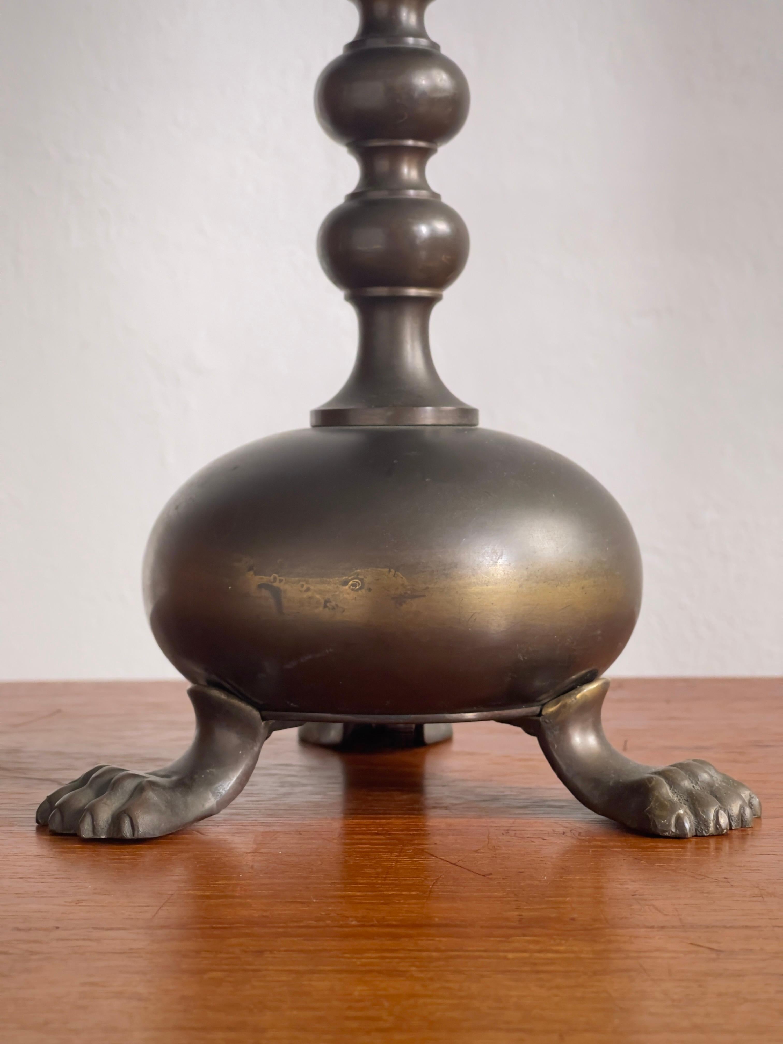 Danish Art and craft table lamp in patinated bronze with lions feet Denmark 1900 In Good Condition For Sale In København K, 84