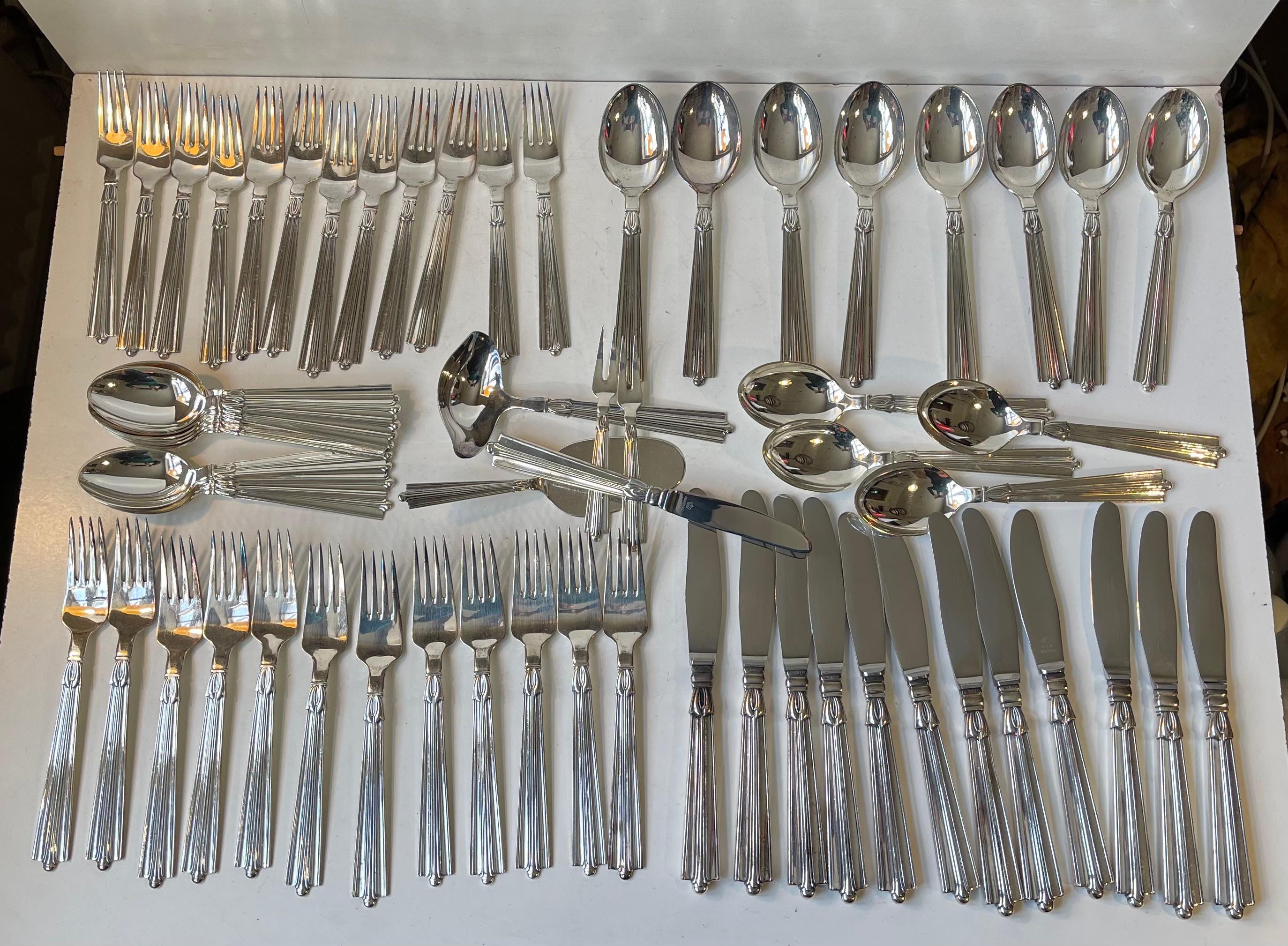 Ampio set di posate realizzate dalla G. Borgstrøms Sølvvarefabrik di Hvidovre in Danimarca negli anni '140. Questo modello/dessino chiamato Majbritt si ispira stilisticamente all'architettura Art Déco con i suoi manici scanalati verticalmente, gli