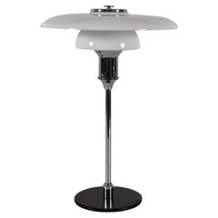 Lampe de bureau danoise Art Déco des années 1930 en verre opalin et chrome de style Poul Henningsen