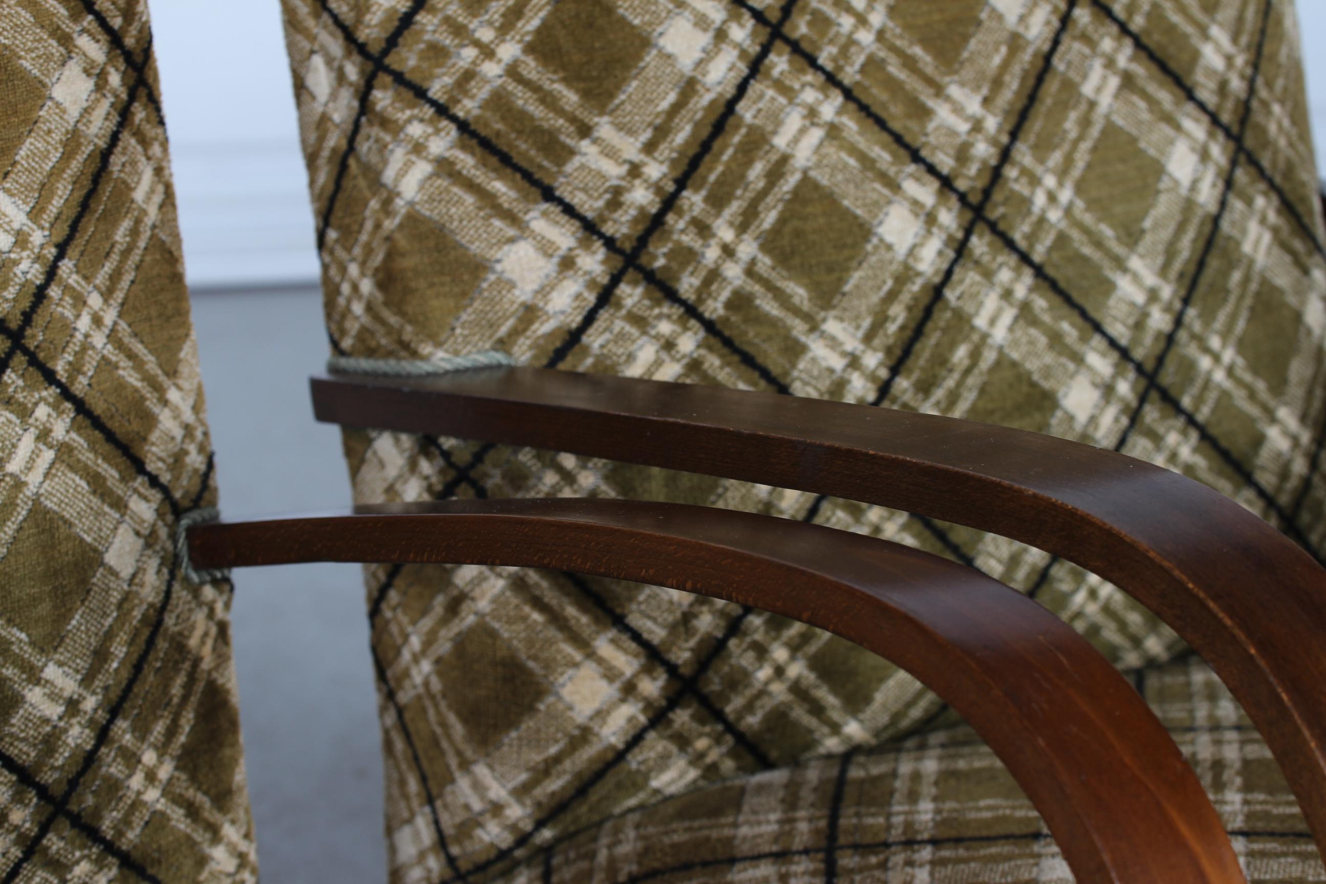 2 Fauteuils club ou lounge presque identiques, fabriqués au Danemark dans les années 1930-1940. 

Les cadres sont en bois courbé à la vapeur et teinté foncé, recouverts de velours à carreaux dans les couleurs marron, beige et noir.

La chaise