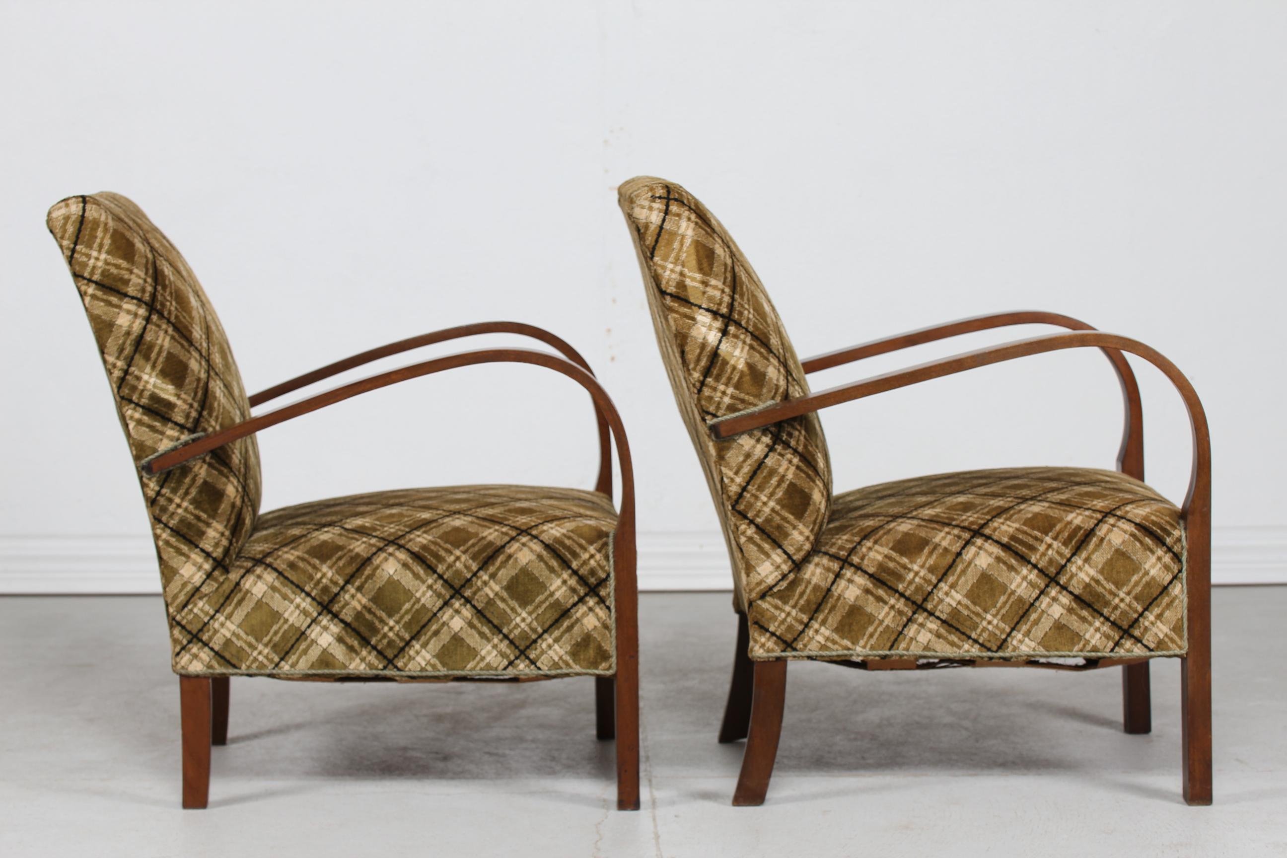 Tacheté 2 fauteuils club danois Art déco presque identiques, en bois foncé et velours, années 1940 en vente