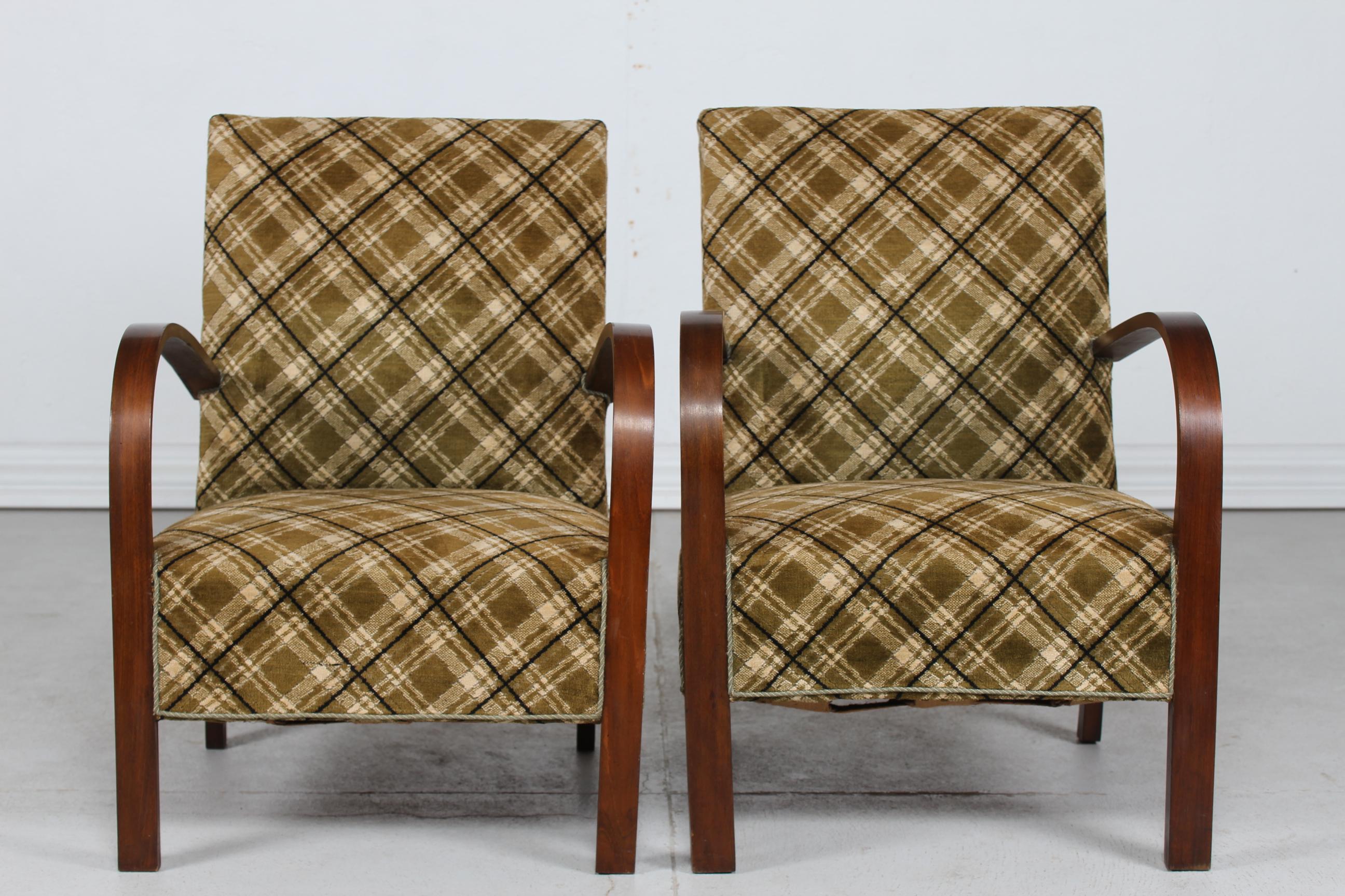 Velours 2 fauteuils club danois Art déco presque identiques, en bois foncé et velours, années 1940 en vente