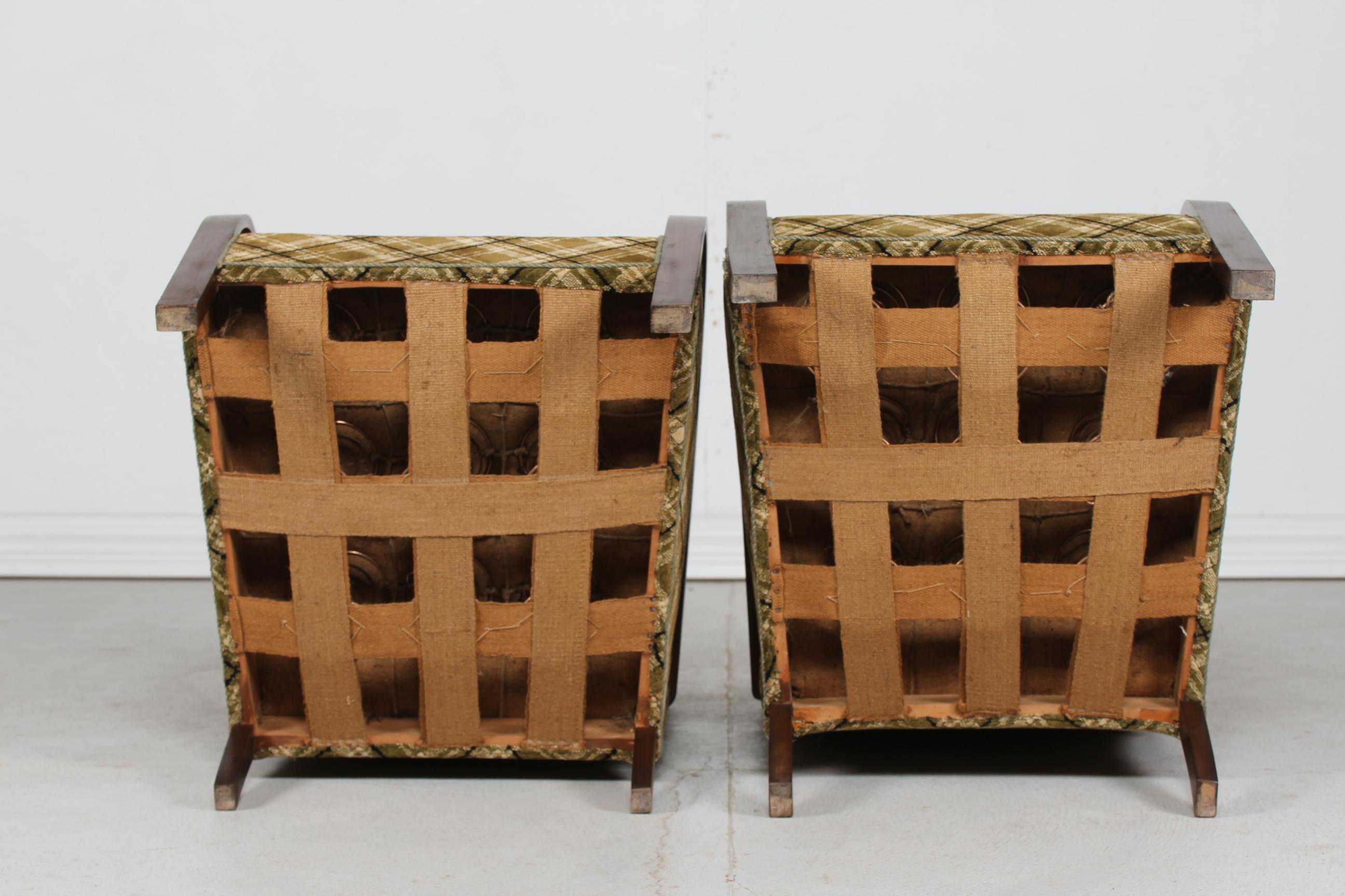 2 fauteuils club danois Art déco presque identiques, en bois foncé et velours, années 1940 en vente 1
