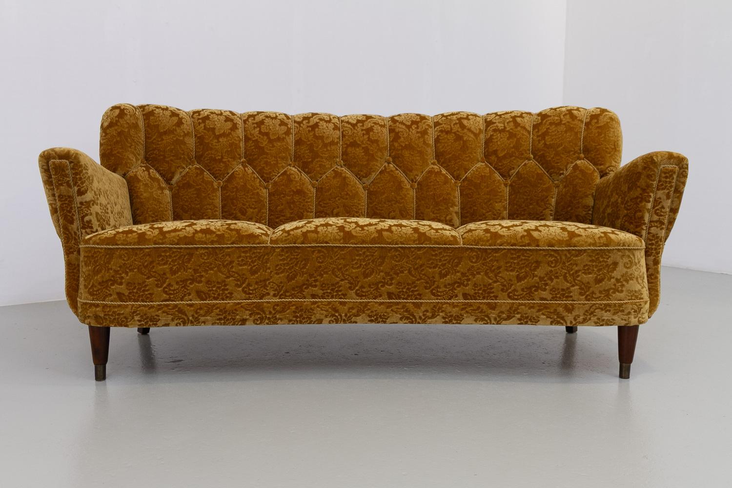 Danish Art Deco 3-Seater Banana Sofa in Golden Yellow Velvet, 1940s.

Vintage Art Deco banana-shaped sofa upholstered in golden yellow velvet with embossed floral motifs made by cabinetmaker in Denmark in the 1940s. Curved three-seater with original