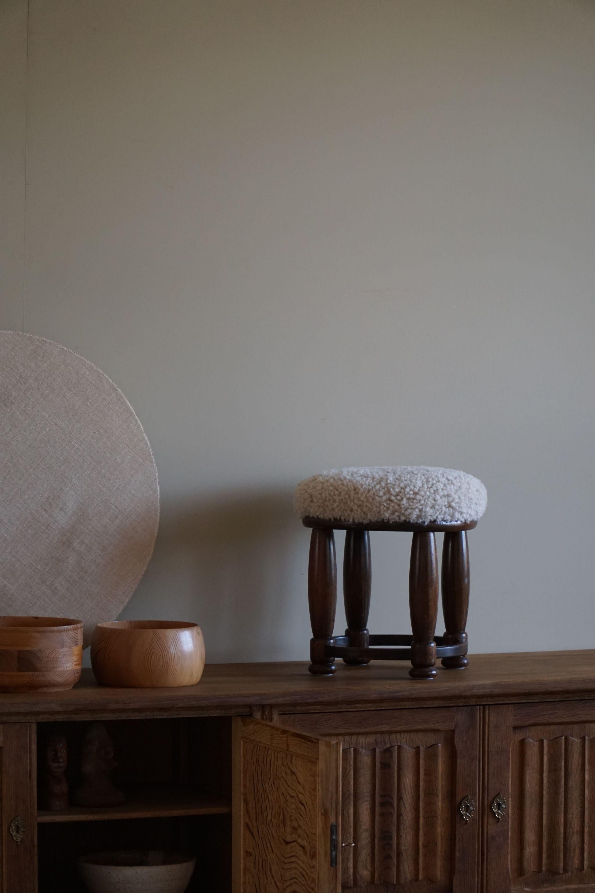 Danish Art Deco, A Round Footstool, Reupholstered Seat in Lambswool, 1940s In Good Condition For Sale In Odense, DK