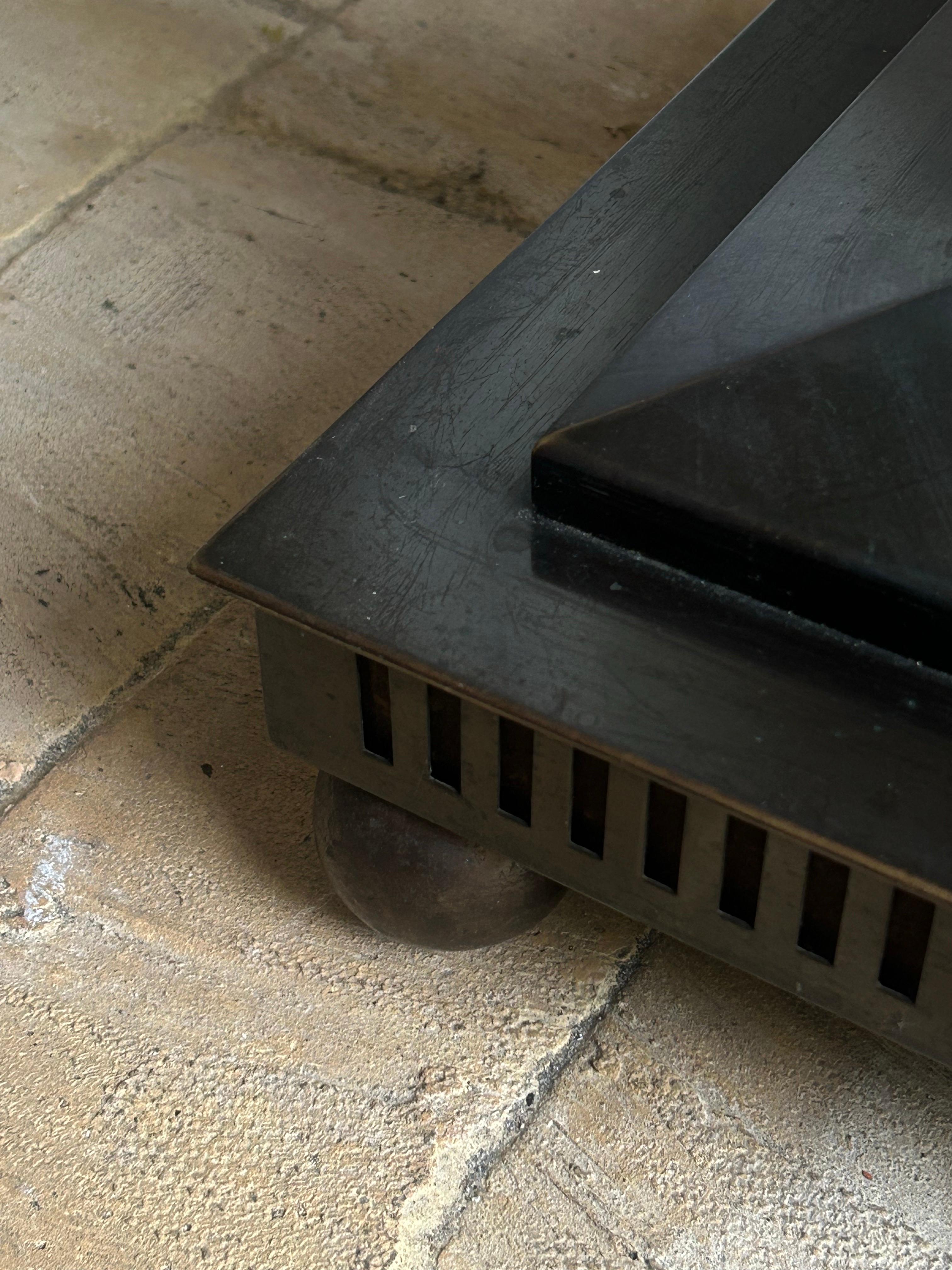  Lampada da terra danese Art Deco in ottone ossidato con paralume originale in tessuto, Danimarca, circa 1940.

La lampada è dotata di una struttura telescopica che permette di regolare l'altezza da 122 cm a 172 cm. Si erge su una base quadrata di