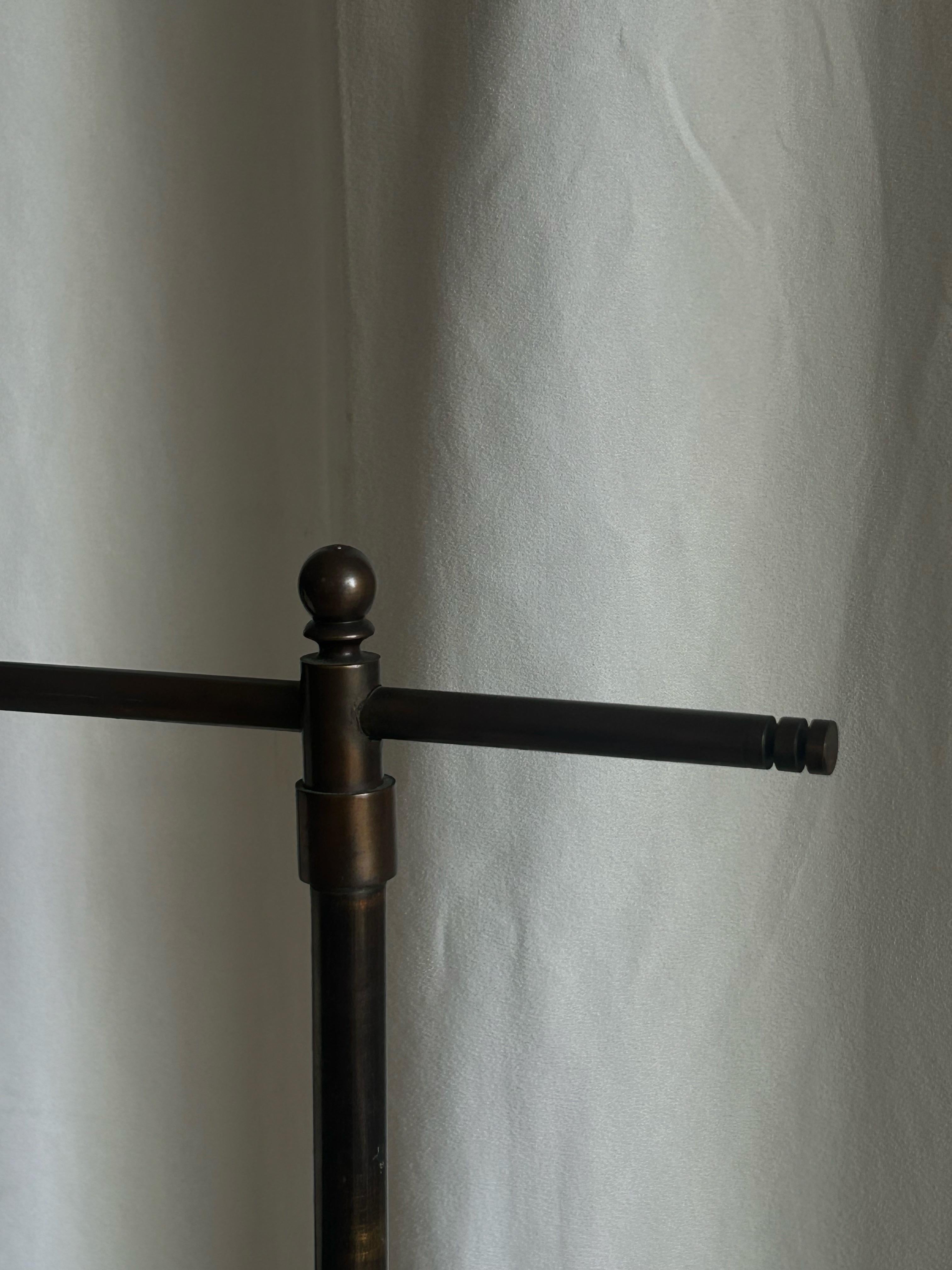 Danese Lampada da terra danese Art Deco regolabile in ottone ossidato con paralume in tessuto, anni '40 in vendita