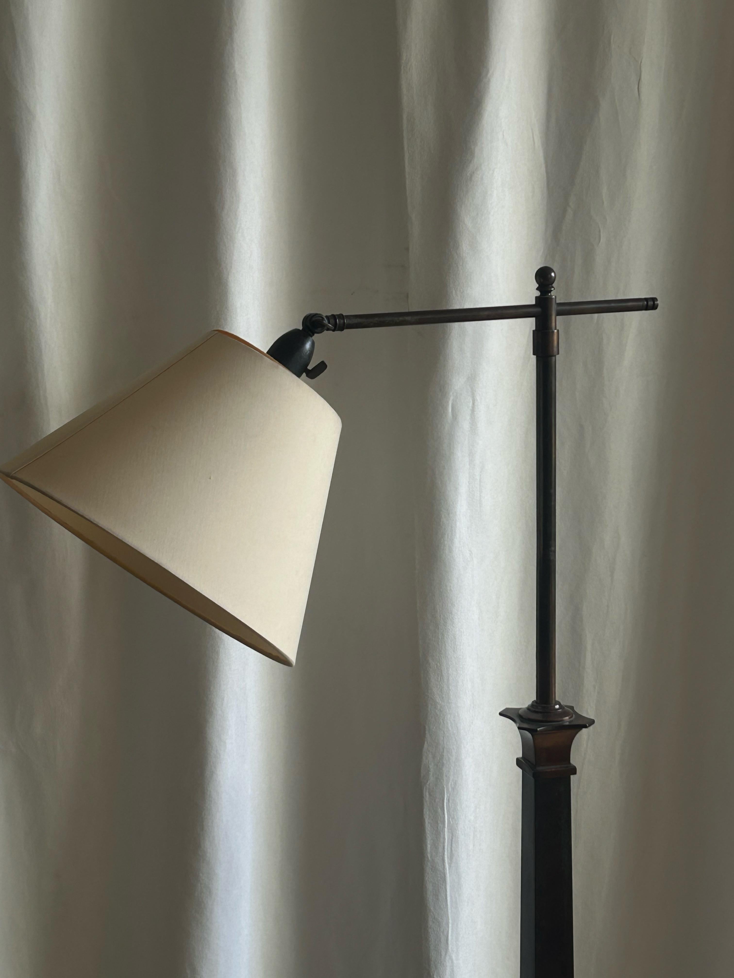 Metà XX secolo Lampada da terra danese Art Deco regolabile in ottone ossidato con paralume in tessuto, anni '40 in vendita