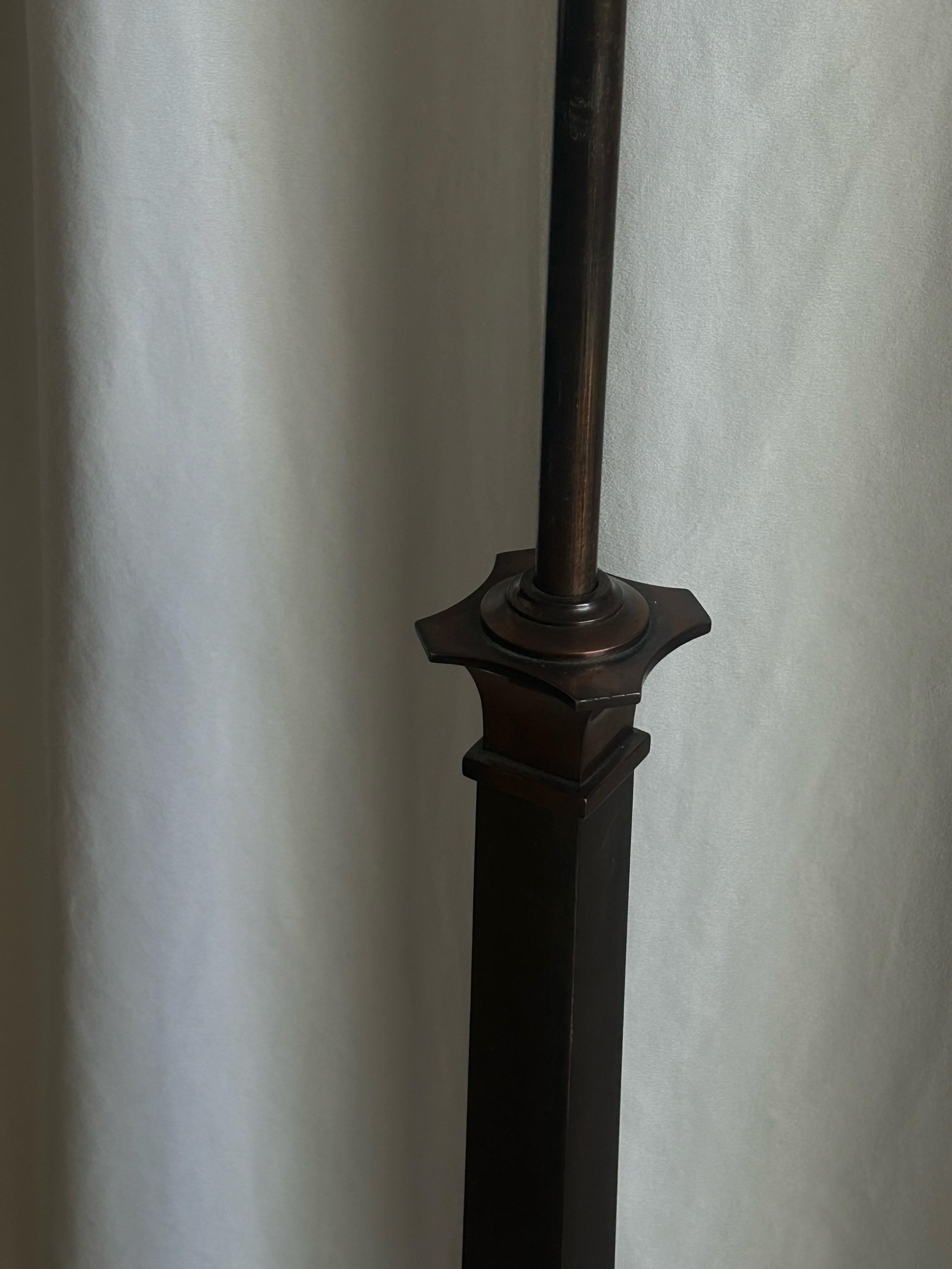 Ottone Lampada da terra danese Art Deco regolabile in ottone ossidato con paralume in tessuto, anni '40 in vendita