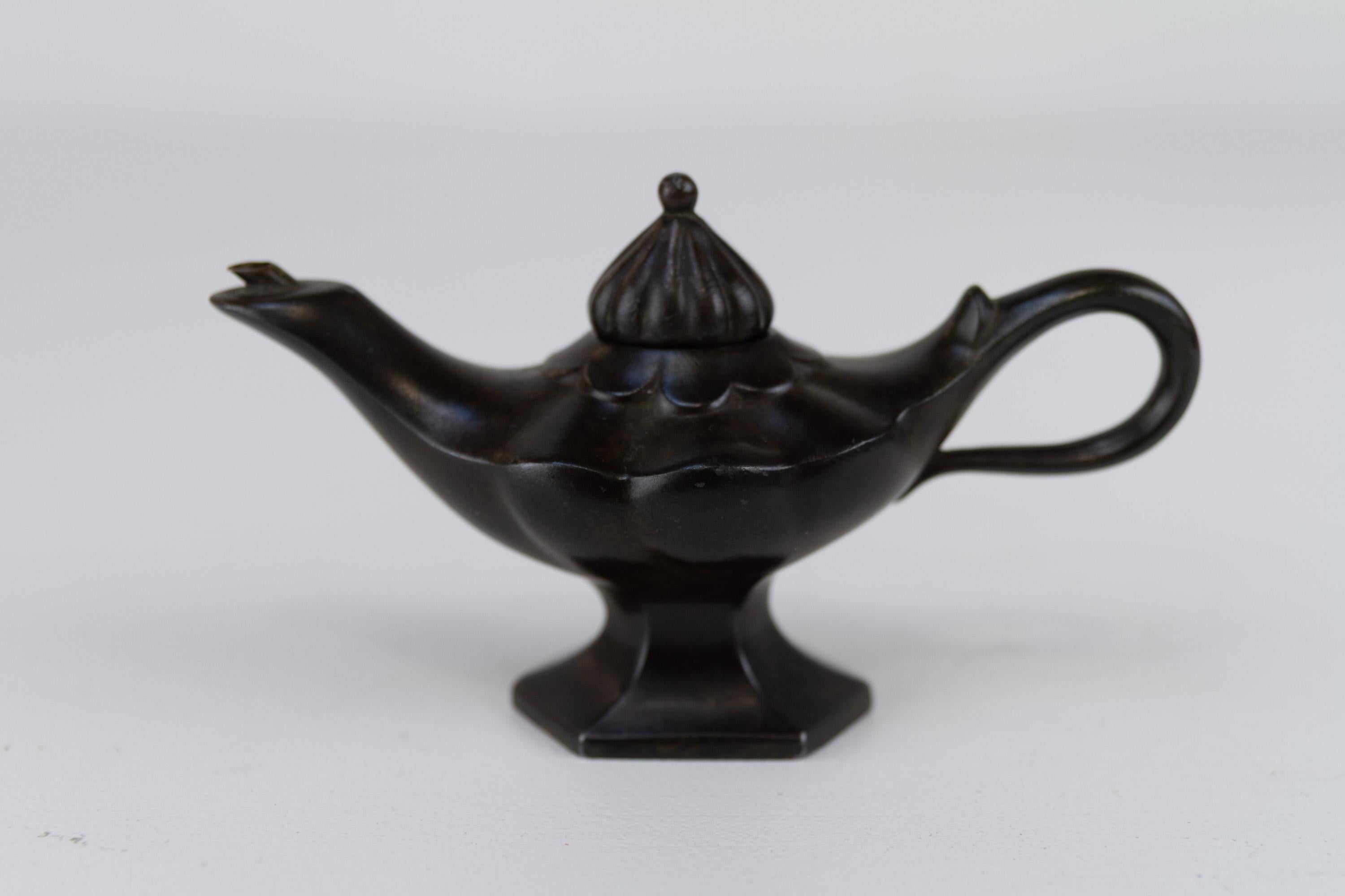 Lampada ad olio danese Art Deco Aladdin in metallo Disko di Just Andersen, 1930.

Lampada a olio molto piccola a forma di lampada di Aladino. Realizzato in Danimarca da Just Andersen con il suo marchio Diskometal. 
Viene fornito con lo stoppino