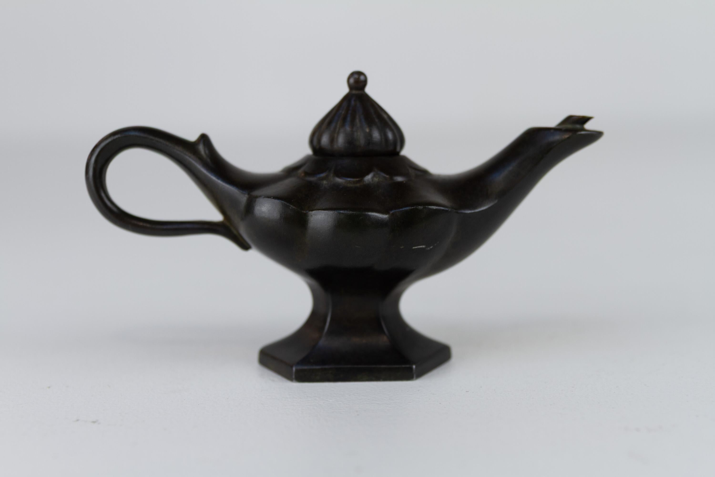 Metà XX secolo Lampada ad olio danese Art Deco Aladdin in metallo Disko di Just Andersen, 1930. in vendita