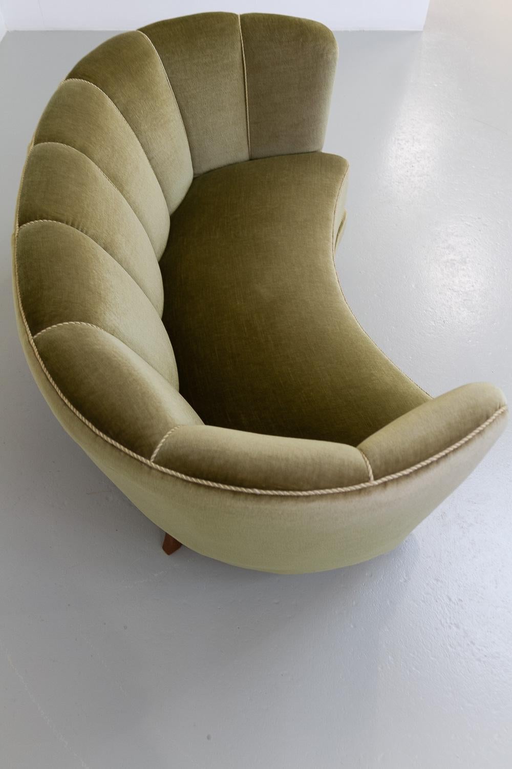 Danish Art Deco Banana Sofa in Green Velvet, 1940s. 15