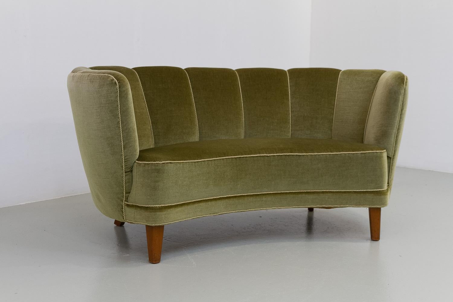 Danish Art Deco Banana Sofa in Green Velvet, 1940s. In Good Condition In Asaa, DK