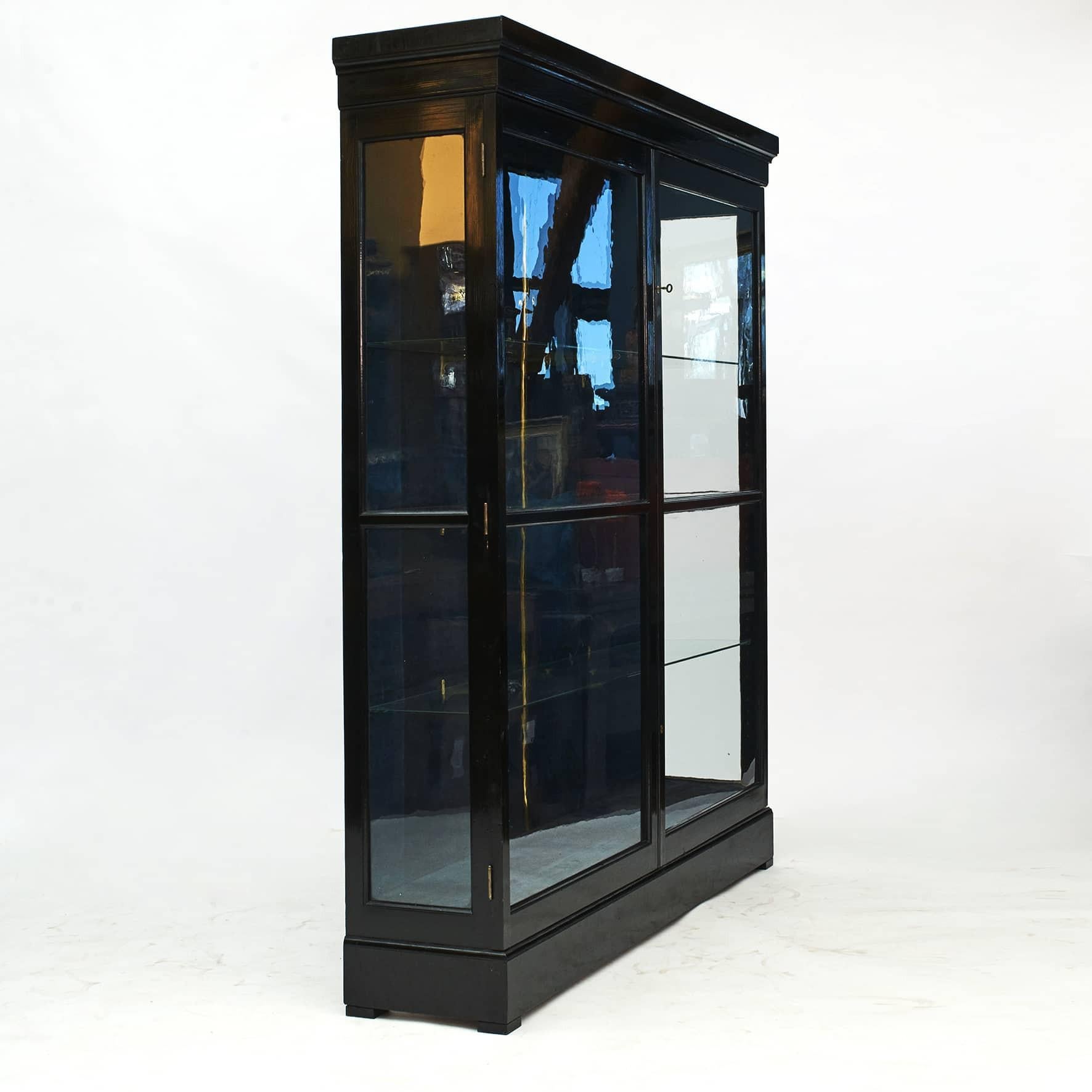 Danish Art Deco Black Polished Vitrine Cabinet In Good Condition In Kastrup, DK