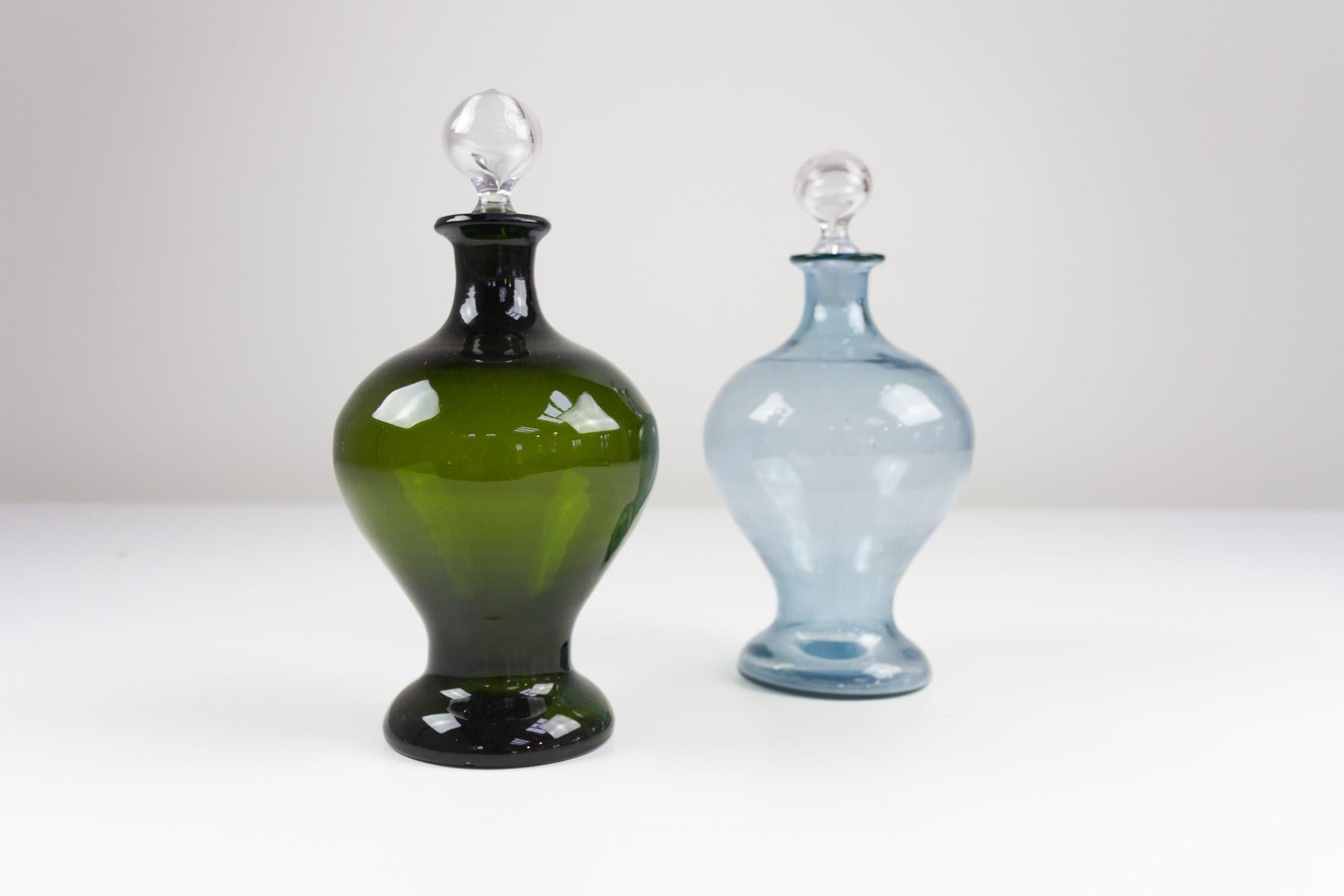 Danish Art Deco Blue and Green Glass Decanters, 1930s. Set of 2.
Set of two hand blown Scandinavian decanters with stoppers. One in light sky blue and one in dark green. Made in Denmark in the 1930s.
Good vintage condition. The green bottle has a
