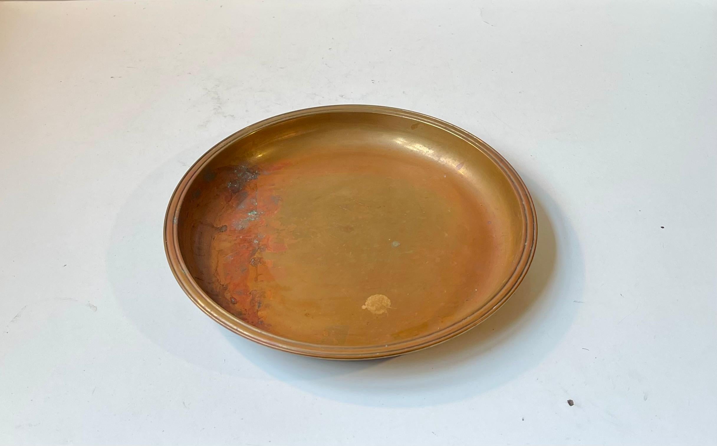 Caricatore, piatto o ciotola in bronzo massiccio con patina rossastra. Progettata e prodotta da Tumulus Dania in Danimarca negli anni '20 o '30 in uno stile che ricorda Just Andersen, Tinos e Holger Fridericias.   

Misure: Diametro: 25 cm, H. 2,5