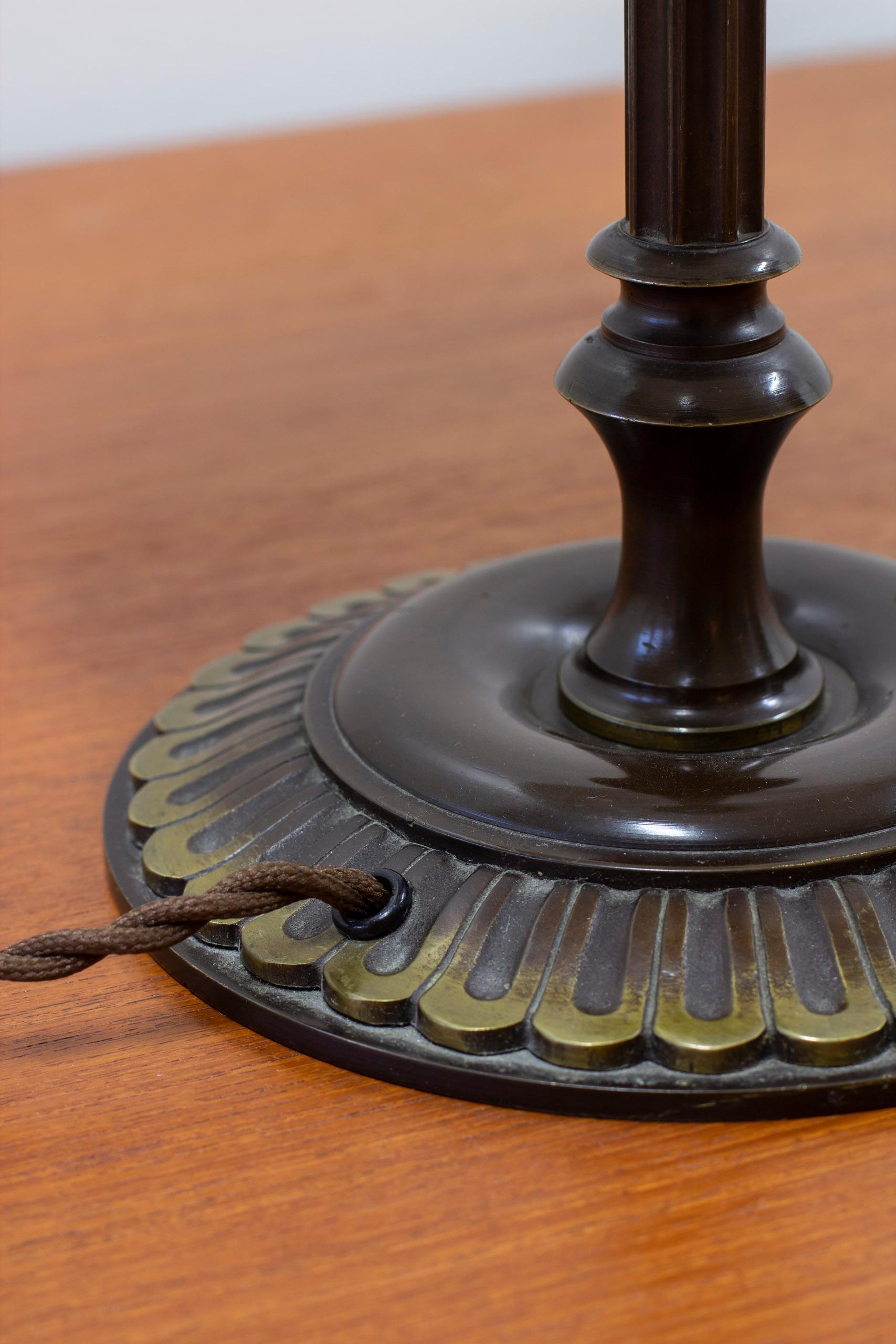 Lampe de table danoise en bronze Art déco, Danemark années 1920 Bon état - En vente à Hägersten, SE