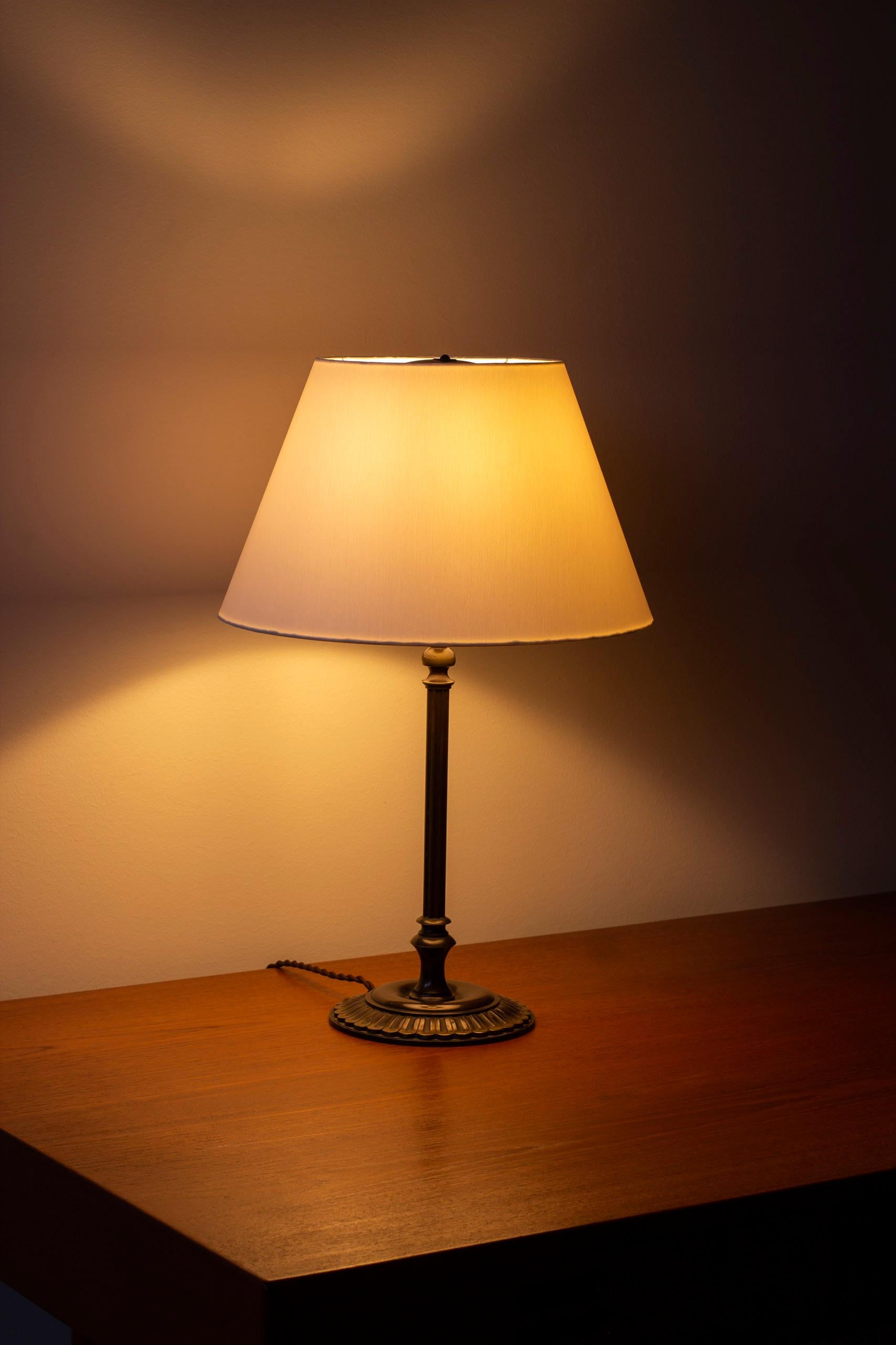 Début du 20ème siècle Lampe de table danoise en bronze Art déco, Danemark années 1920 en vente