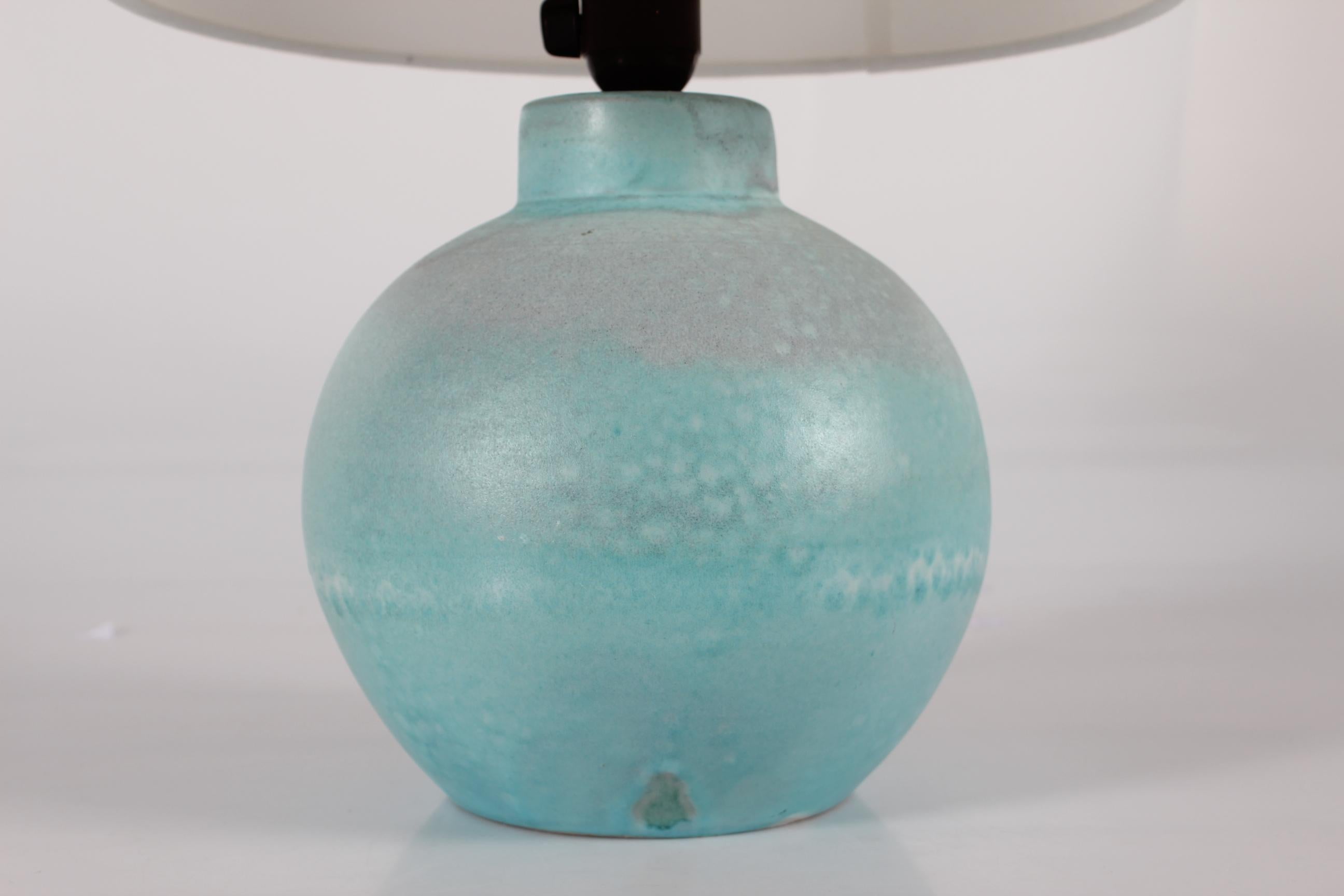 Lampe de table danoise Art Déco en céramique en forme de boule avec une glaçure mate dans des couleurs turquoises claires.
Conçue et fabriquée dans les années 1940.

Si vous le souhaitez, un abat-jour comme sur les photos peut être