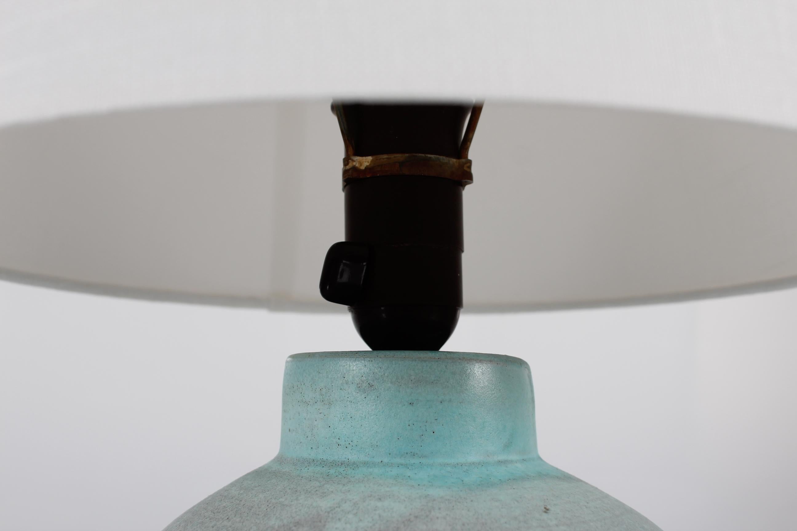 Art déco Lampe de bureau danoise Art Déco en céramique avec glaçure turquoise claire, années 1940 en vente