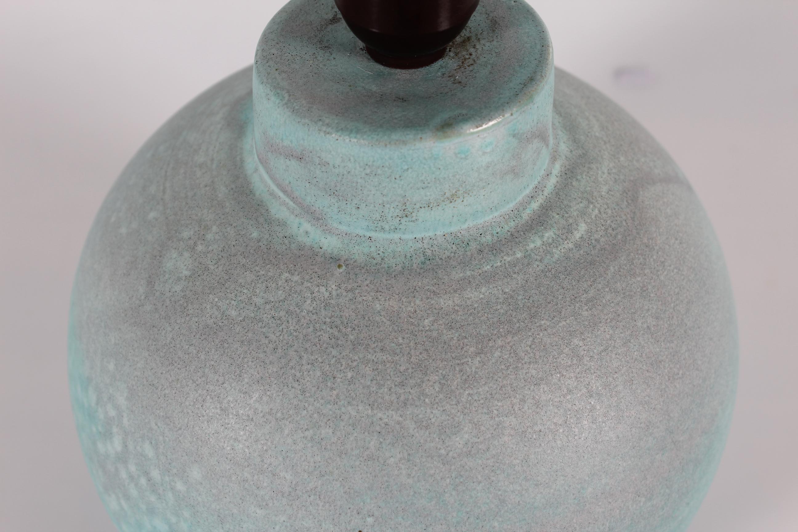 Milieu du XXe siècle Lampe de bureau danoise Art Déco en céramique avec glaçure turquoise claire, années 1940 en vente