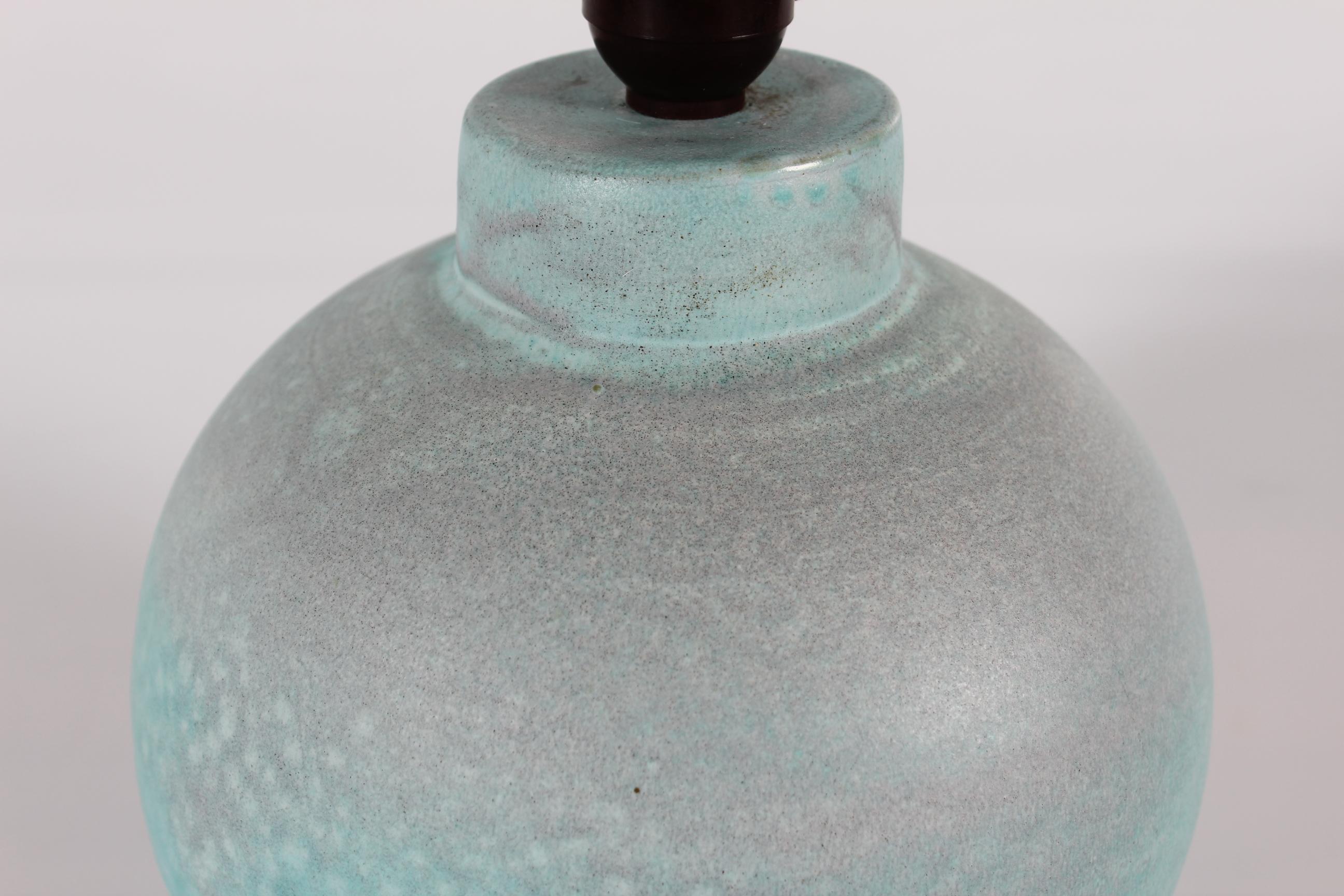Céramique Lampe de bureau danoise Art Déco en céramique avec glaçure turquoise claire, années 1940 en vente