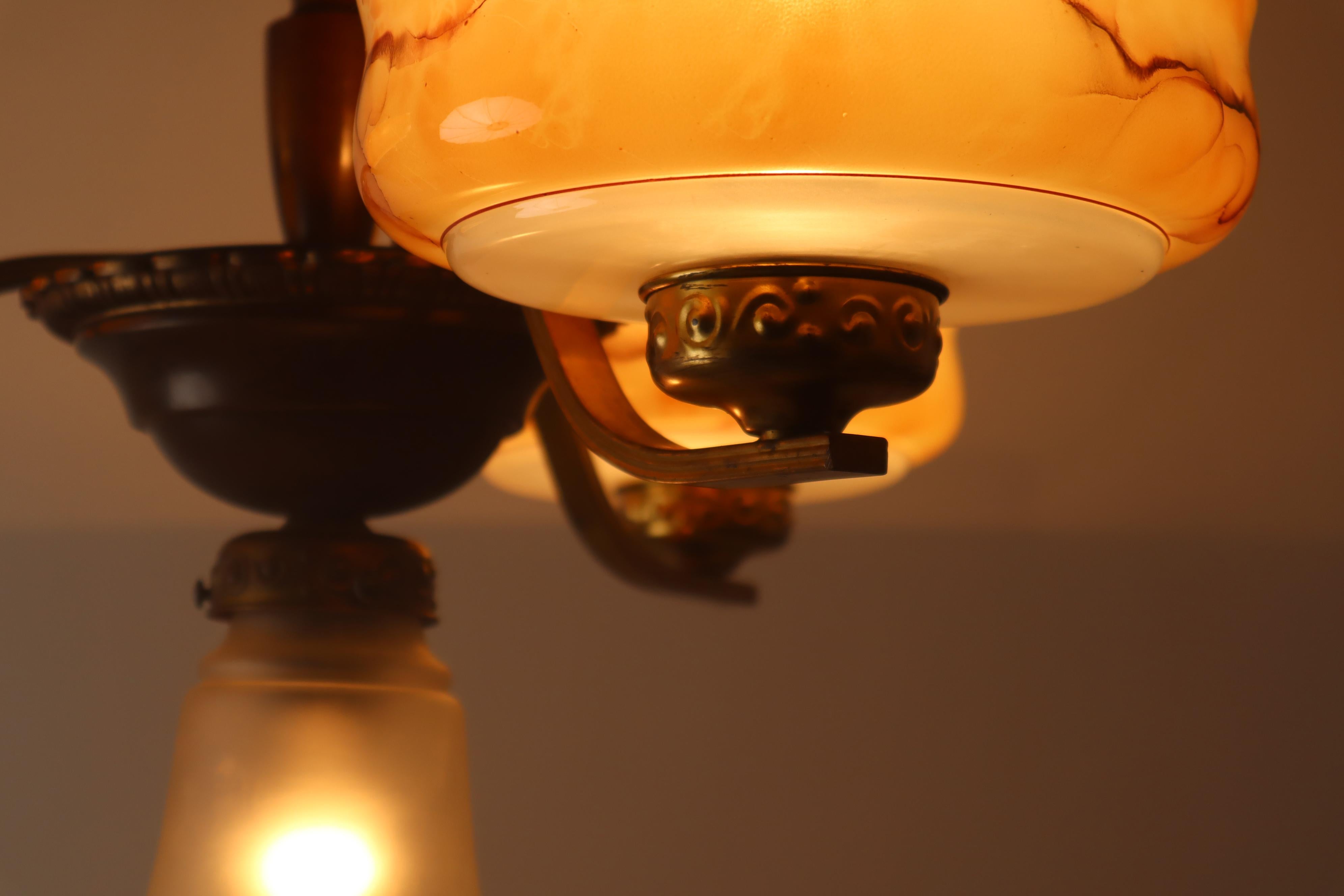 Questo raro lampadario danese dei primi anni dell'Art Déco adornava un appartamento della classe media. Le elaborate ciotole di vetro con un elaborato aspetto marmoreo sono davvero qualcosa di speciale, il bordo delle ciotole è elaborato con un