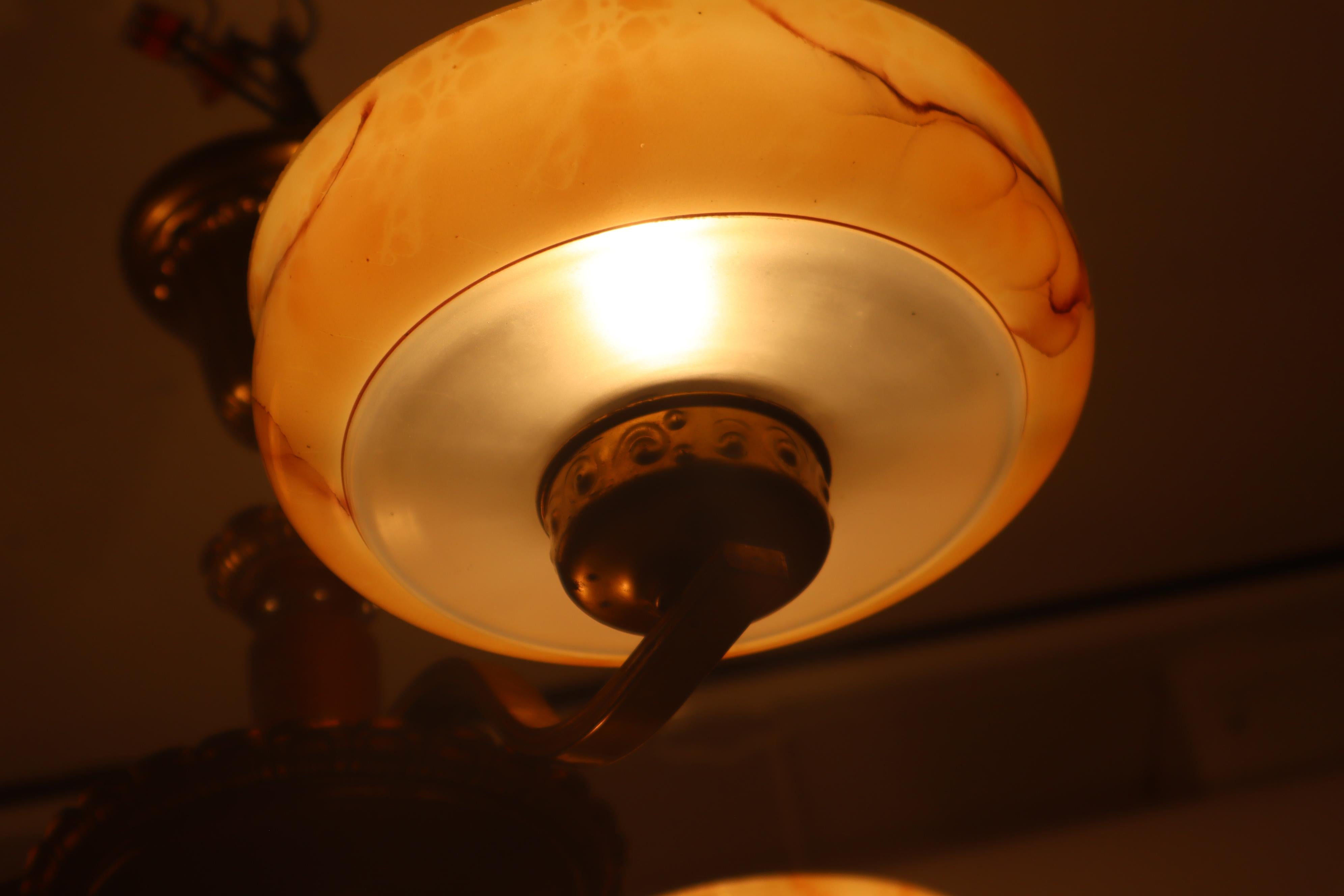 Fatto a mano Lampadario danese Art Deco con ciotole di vetro in look alabastro in vendita